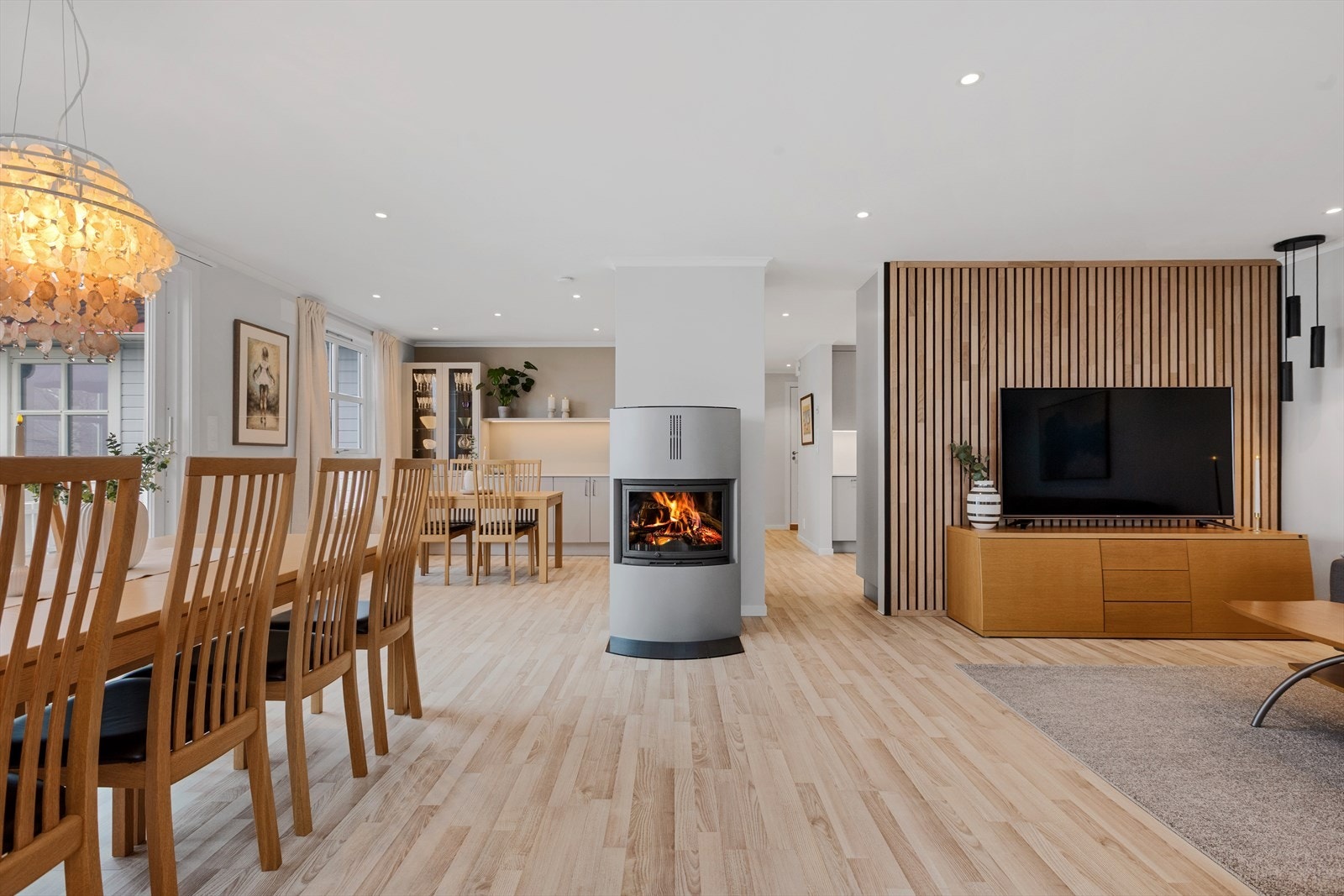 Rommet har videre en luftig og lett atmosfære og innbyr til sosialt samvær og gode middager med både venner og familie. Galleribilde