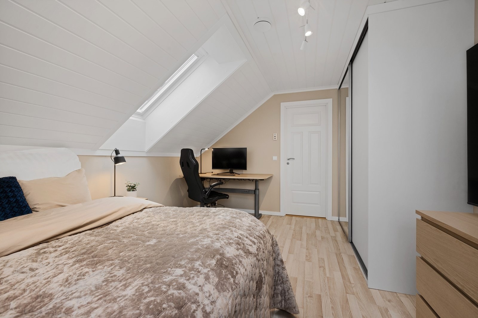 Garderobeskap og plass til oppbevaringsmøbel. Galleribilde