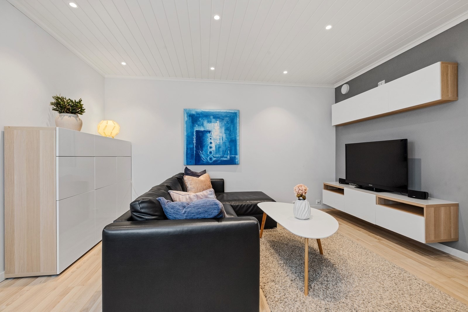 Soverom 1 har god plass til seng og oppbevaringsmøbel. Galleribilde