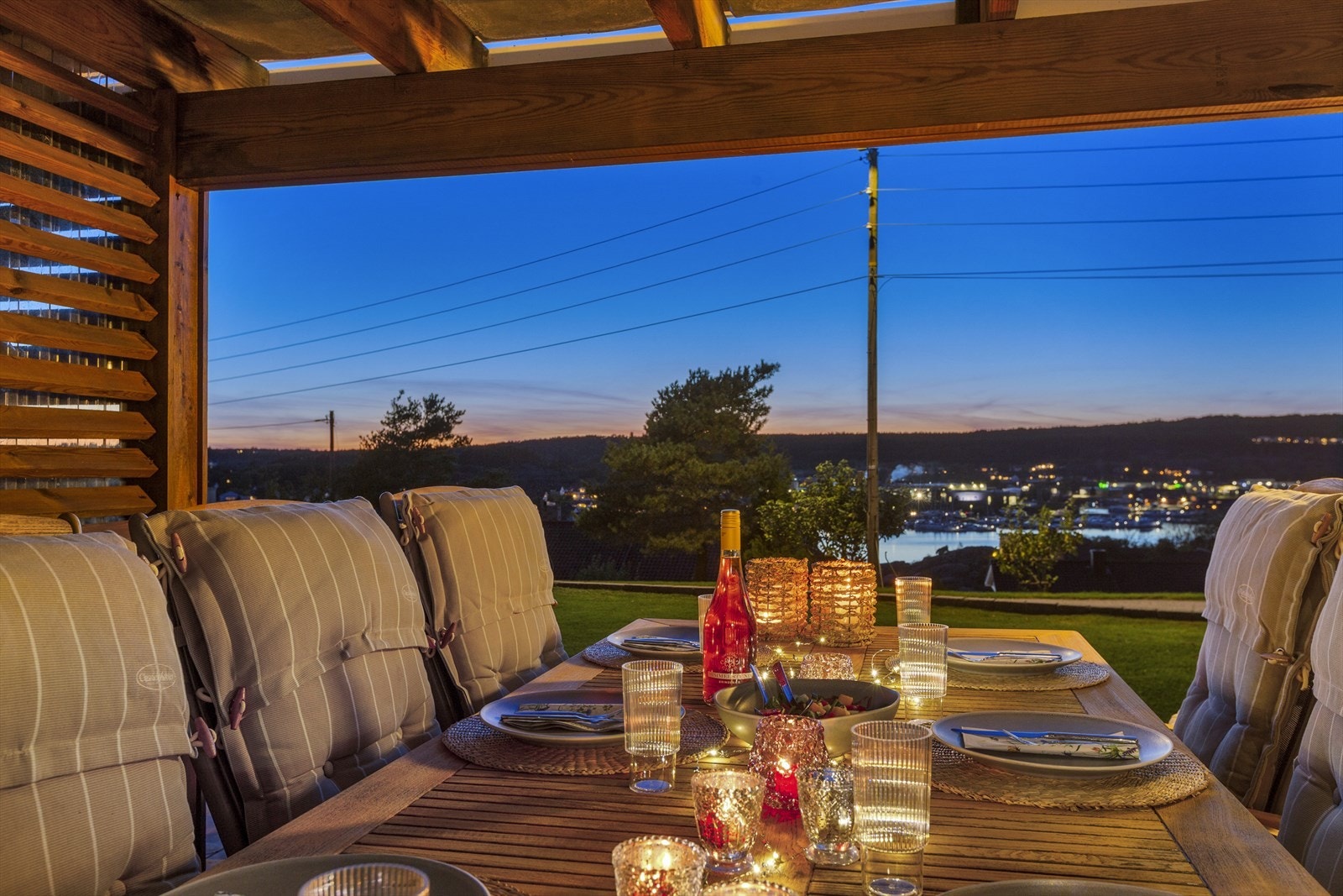 Terrassen over danner et overbygg. Utgang fra trimrom til denne koselige uteplassen. Galleribilde