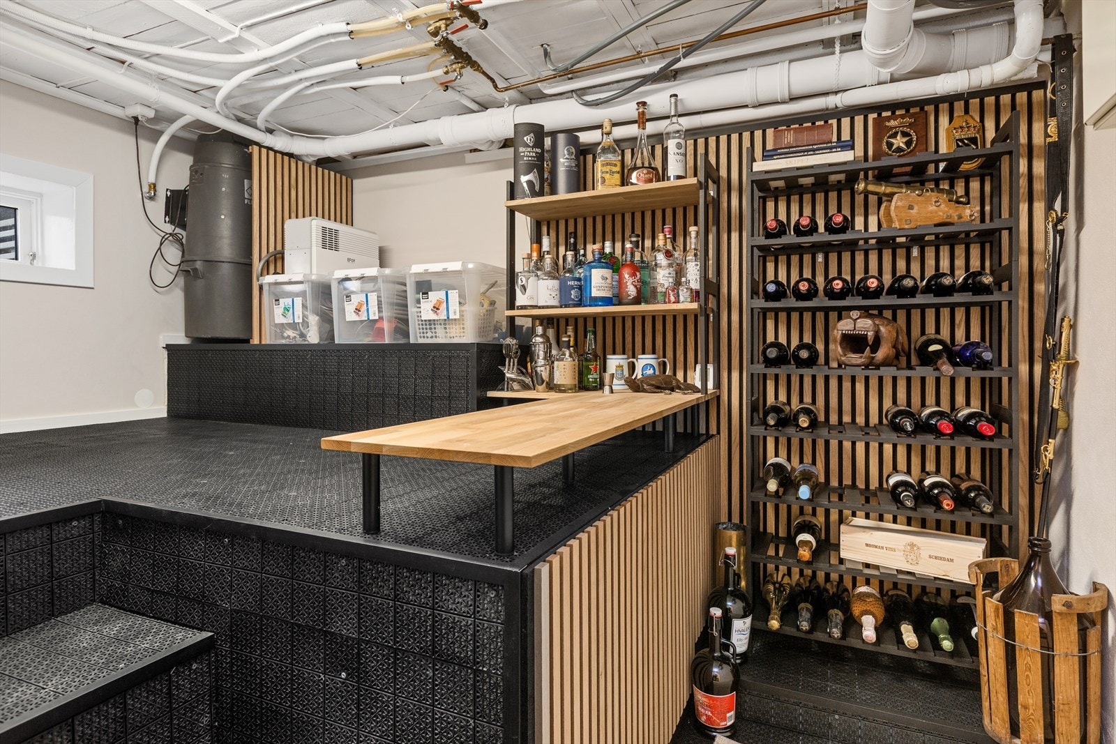 Flere boder i kjeller for ekstra oppbevaring. Galleribilde