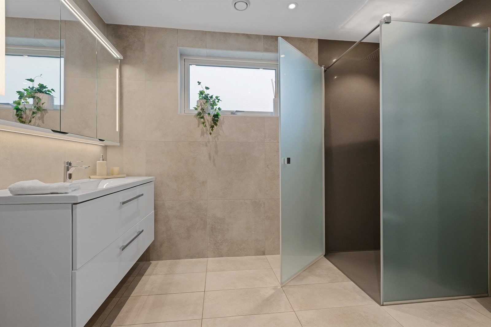 Fliser på veggene og en malt, slett himling. Gulvet er flislagt og utstyrt med gulvvarme. Dusjnisje har silestone gulv og vegg. Galleribilde