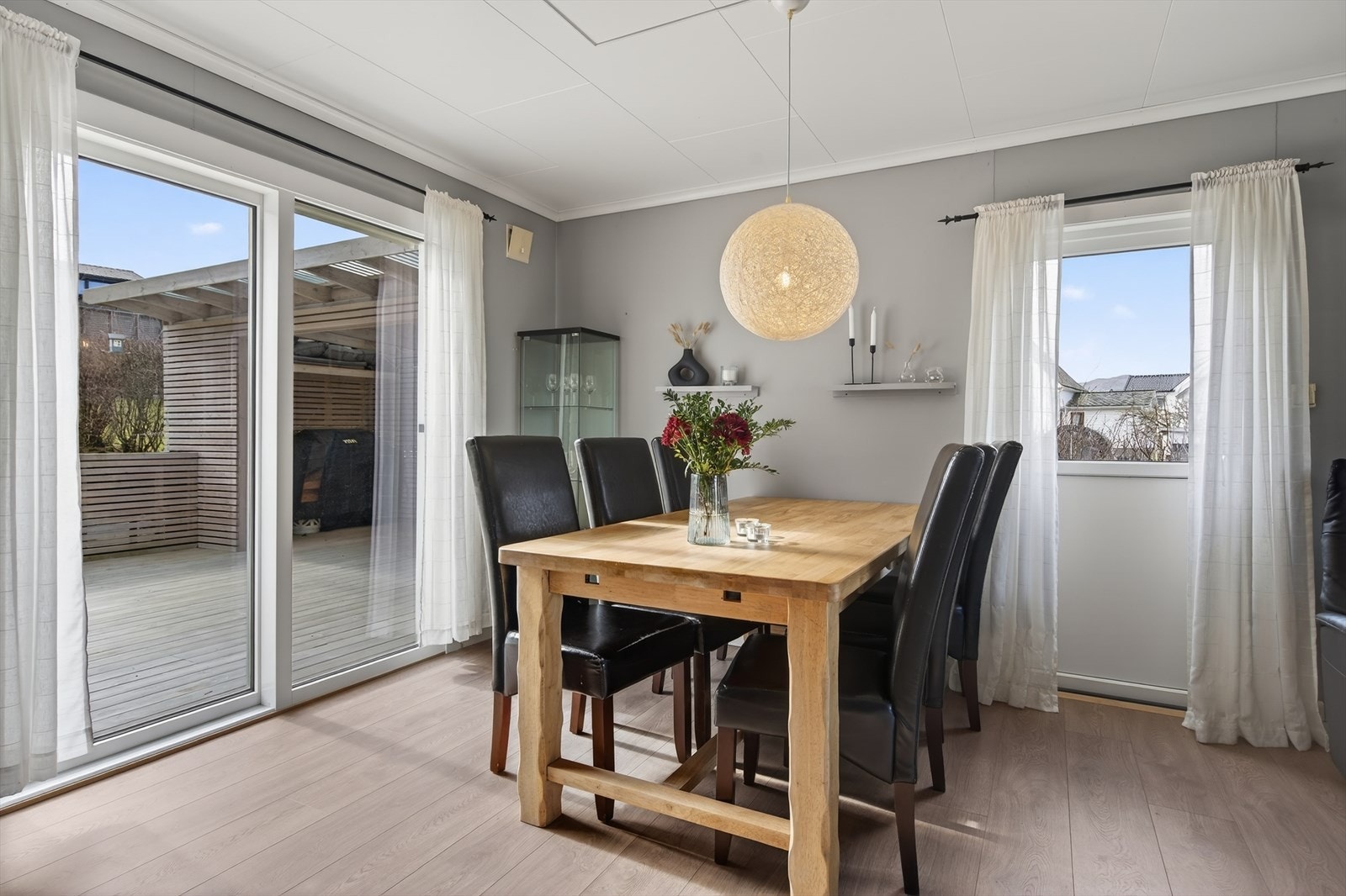 Fra kjøkken/stue er det utgang til kjekt, usjenert uteområde på baksiden. Galleribilde