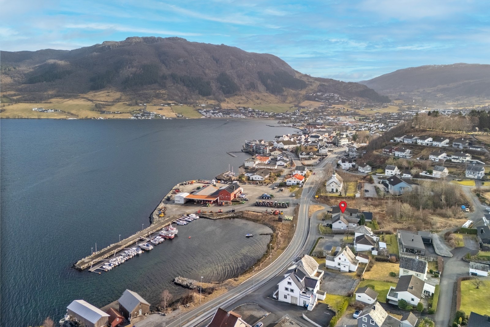 Boligen har en fin beliggenhet i Ølen, med kort gangavstand til sentrum. Galleribilde