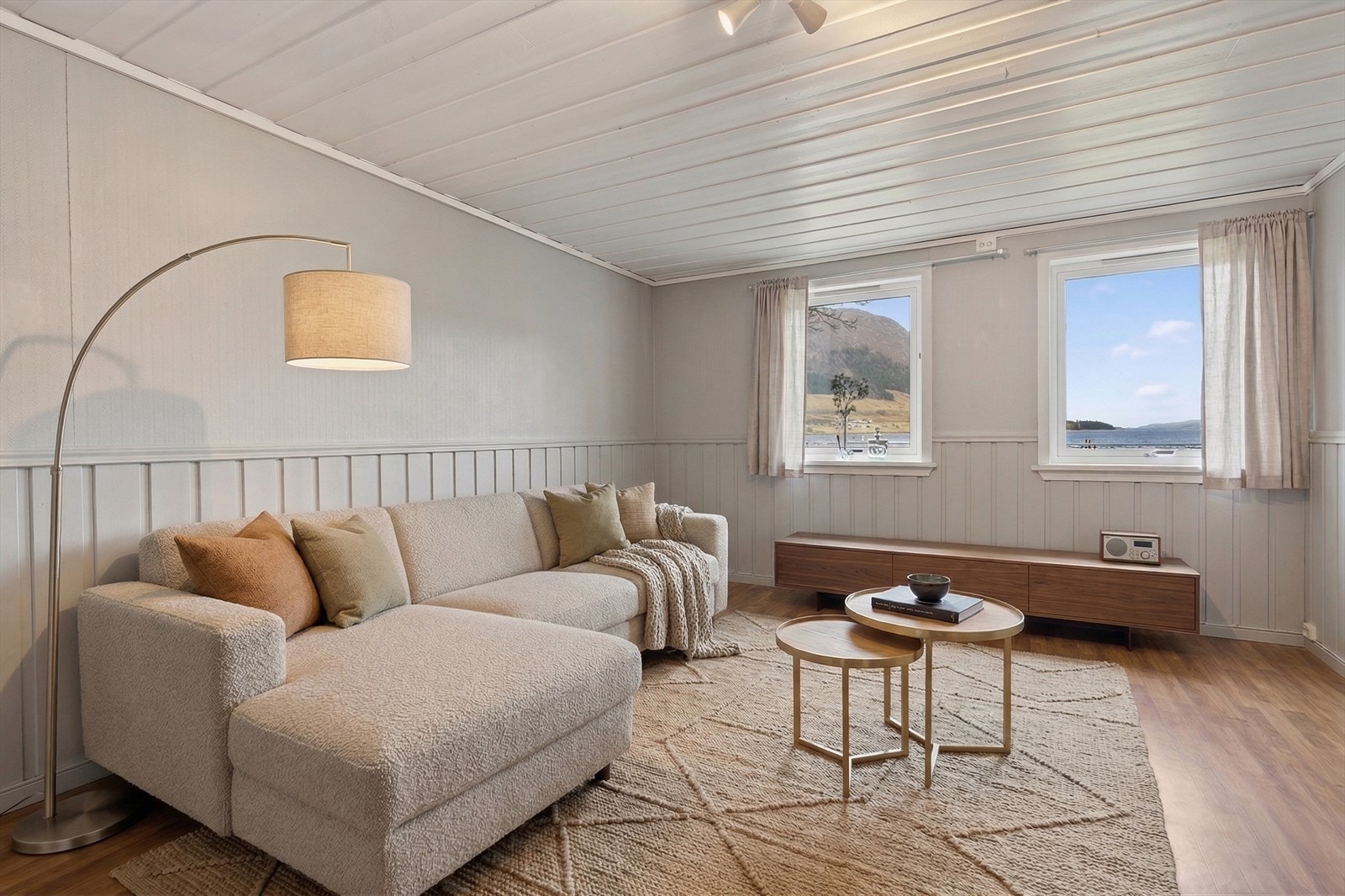 Kjelleren har et rom innredet som stue, dette er ikke omsøkt/godkjent. KI redigerte møbler. Galleribilde