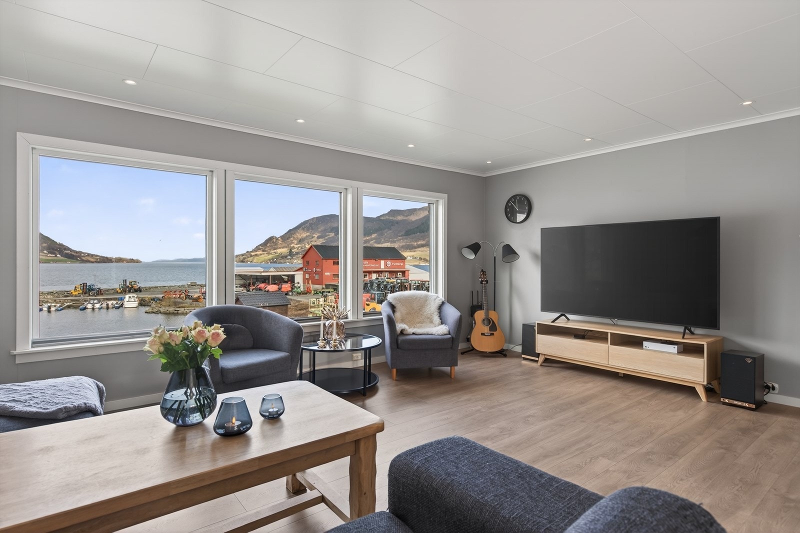 Den romslige stuen er boligens naturlige samlingspunkt, hvor store vinduer slipper inn rikelig med naturlig lys og gir en nydelig utsikt. Galleribilde