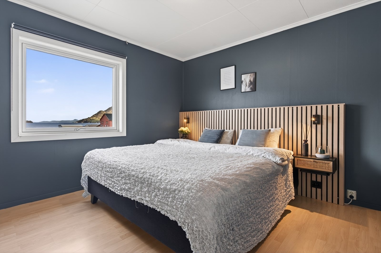 Med seks soverom fordelt på tre etasjer, er det rikelig med plass til både familieliv og hobbyer. Hovedsoverom i 1. etasje med garderobeløsning. Galleribilde