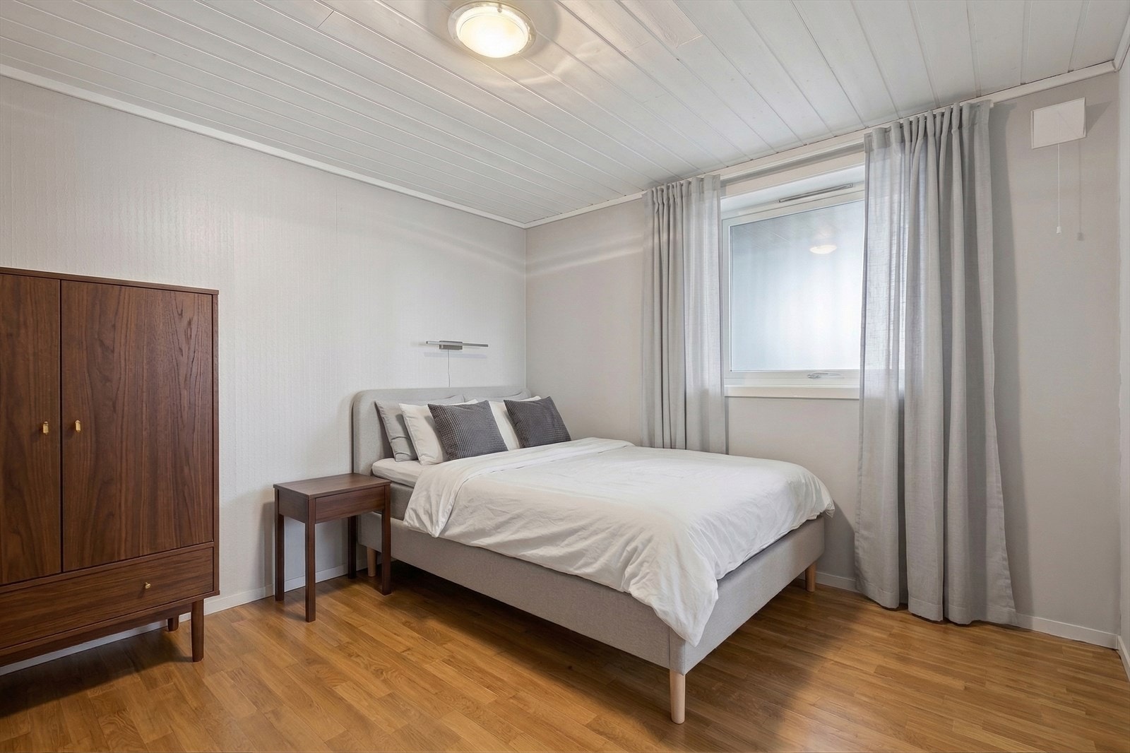 Et ekstra rom i kjelleren brukes som soverom i dag, men dette er ikke omsøkt/godkjent. KI redigerte møbler. Galleribilde