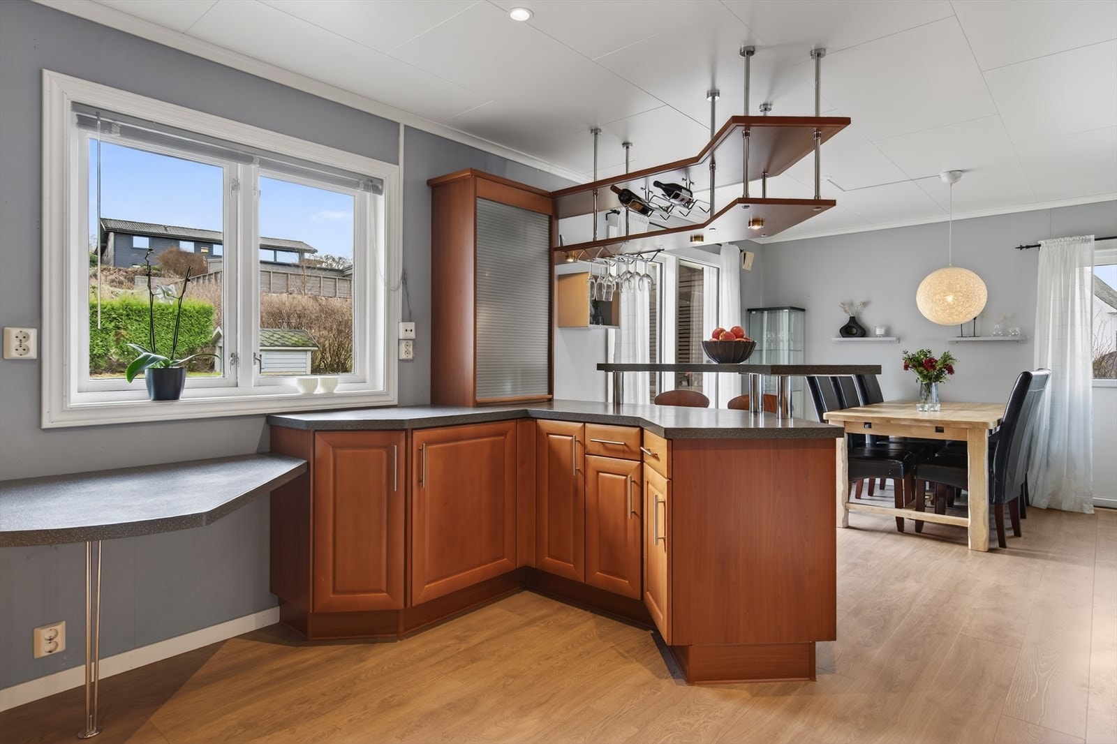 Kjøkkenet er delvis åpent med både skap- og benkeplass, ideelt for matlaging og oppbevaring. Galleribilde