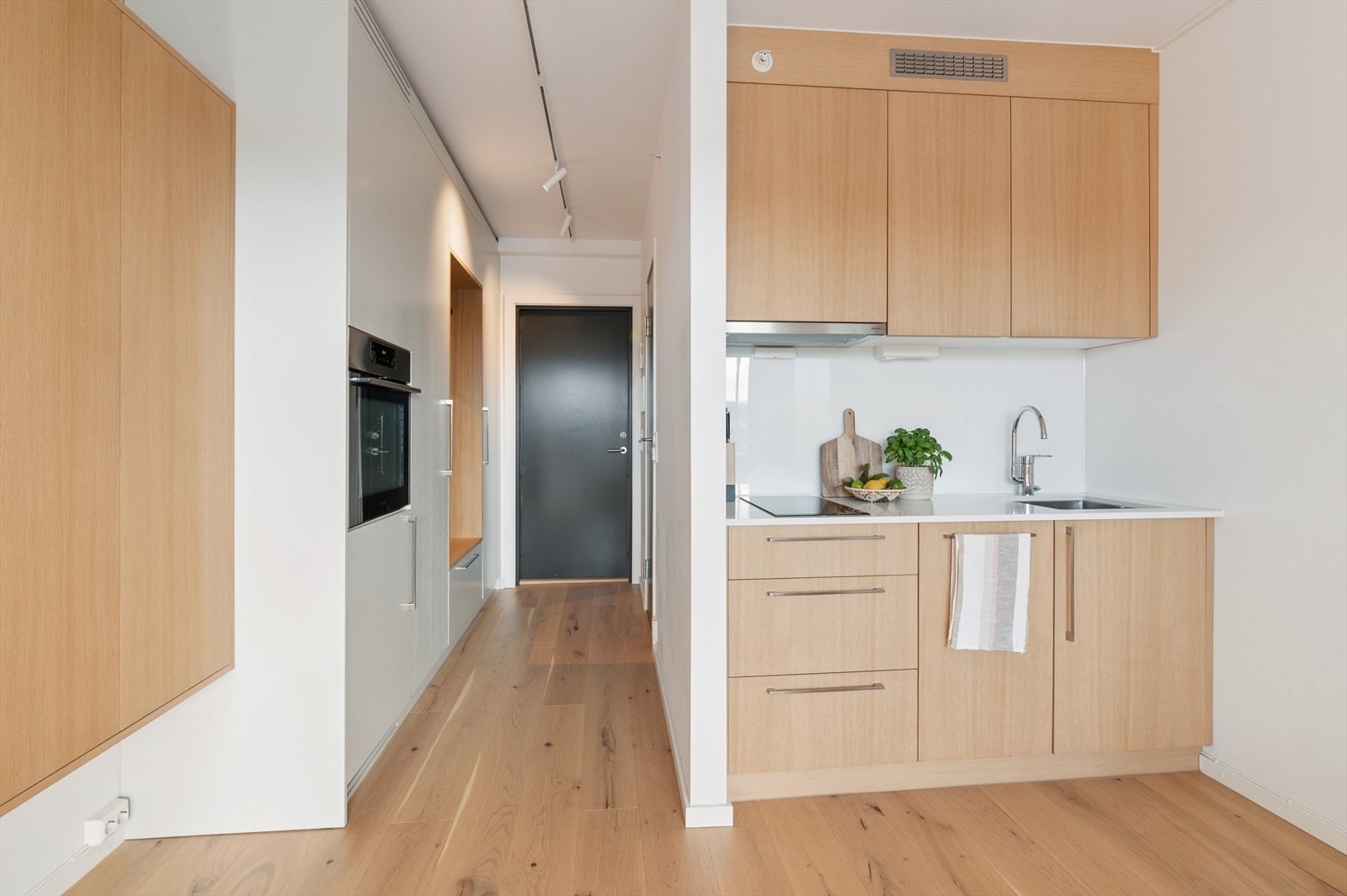 Stolene klappes sammen og forsvinner inn i veggen Galleribilde