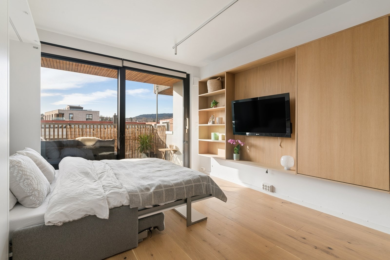 Stor gulvplass med spisebordet oppe Galleribilde