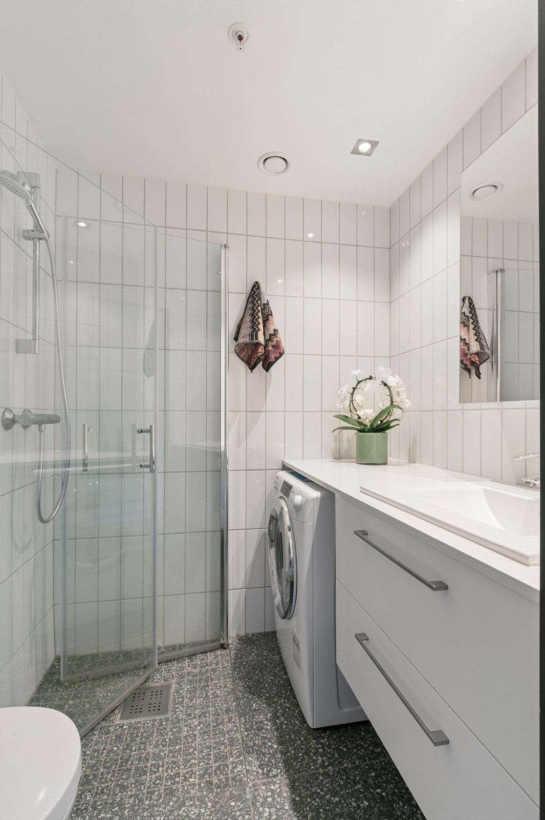 Servant med underskap og spotter i tak Galleribilde