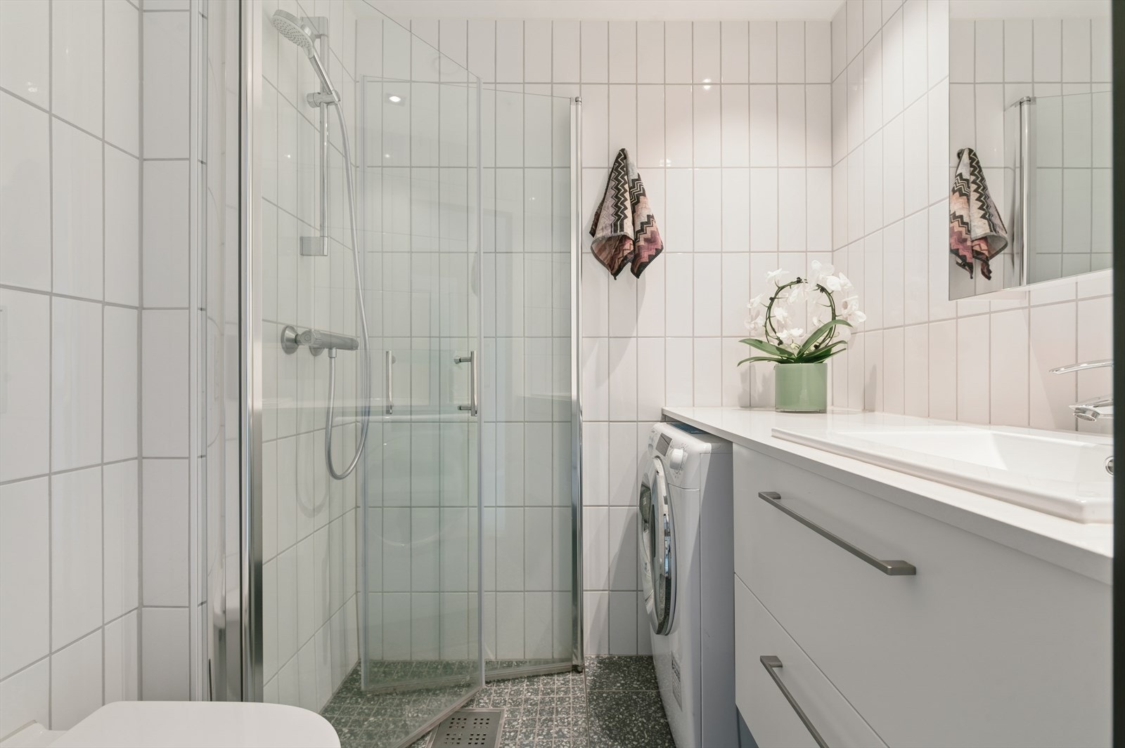 Opplegg for vaskemaskin, vegghengt toalett og dusj på vegg Galleribilde