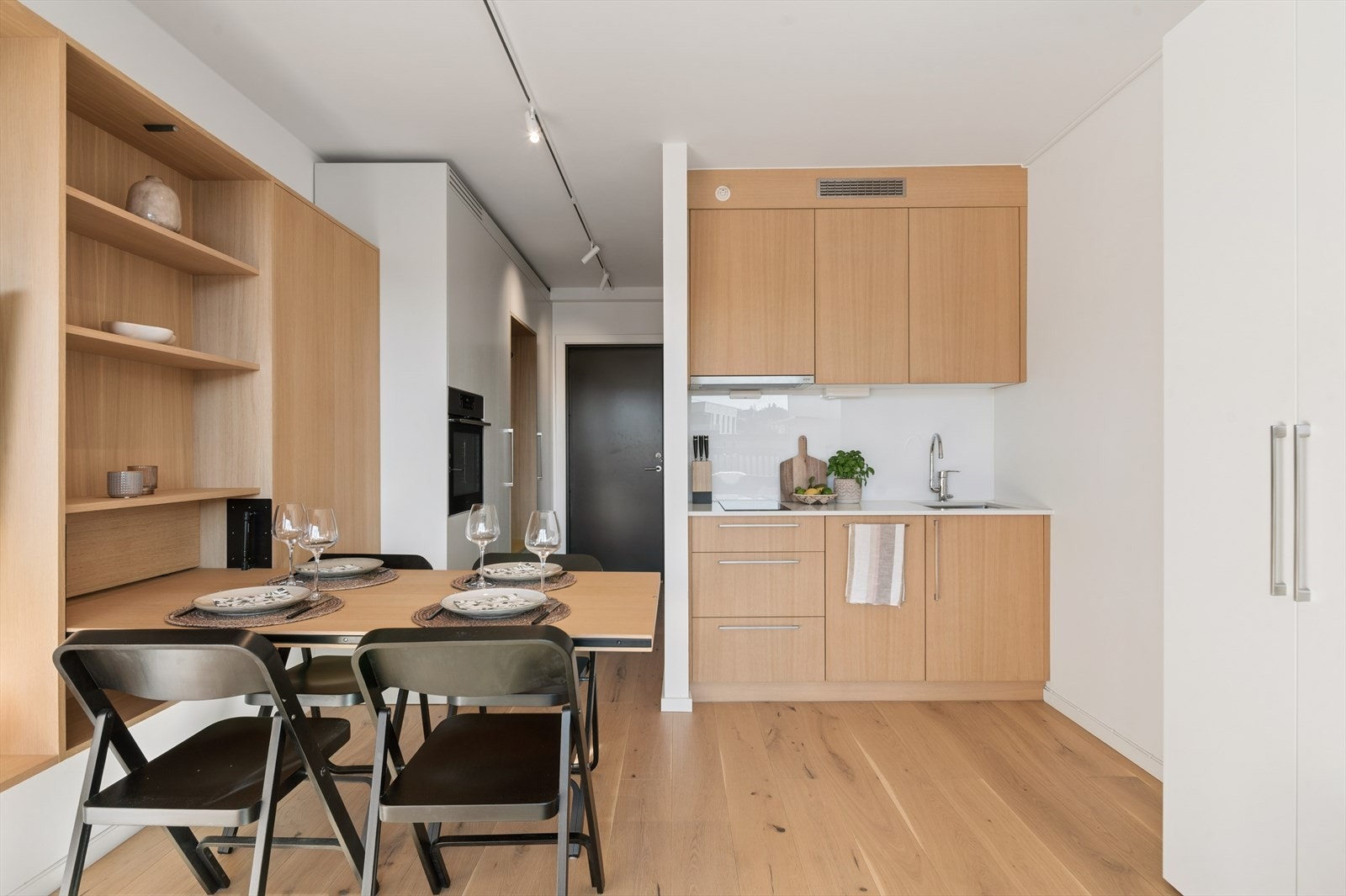 Utfellbart bord med plass til fire Galleribilde