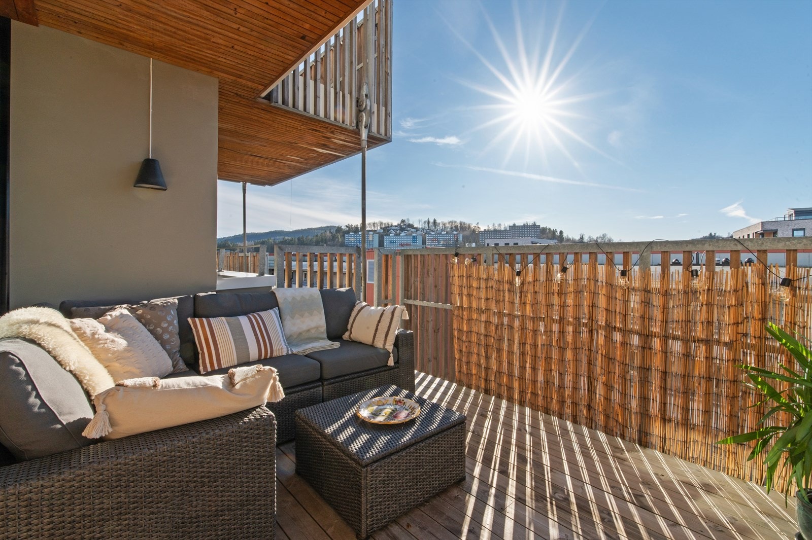 Skjermet vestvendt balkong hvor du kan nyte solen til langt utpå kvelden Galleribilde