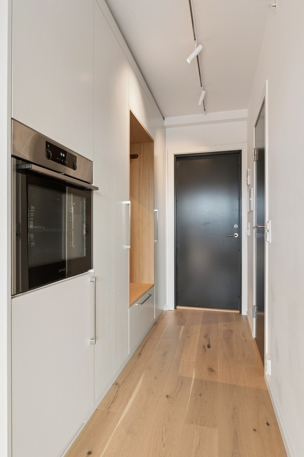 Skap og oppbevaring dekker hele inngangspartiet Galleribilde