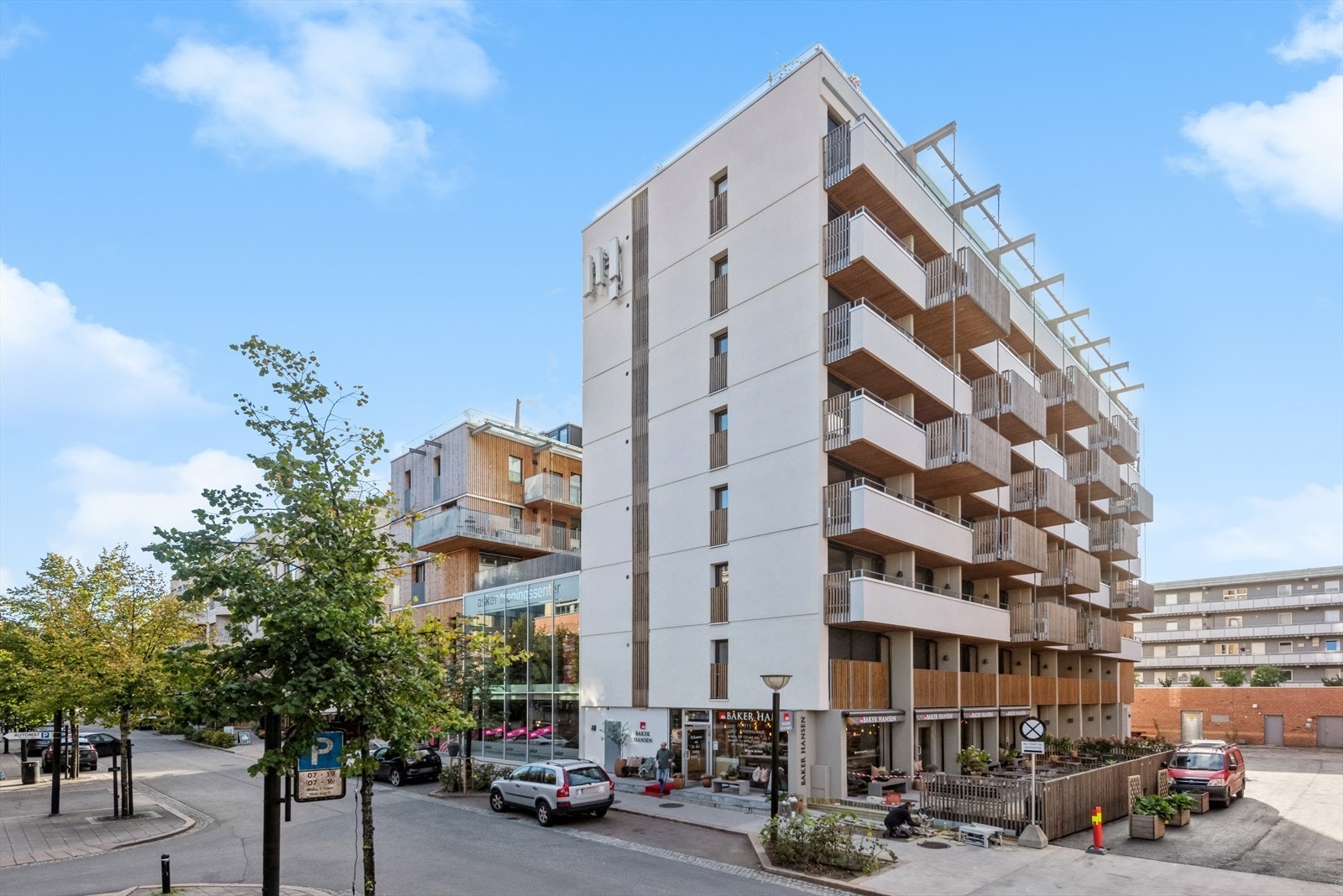 Plassert rett over Baker Hansen, EVO og KIWI Bankveien Galleribilde