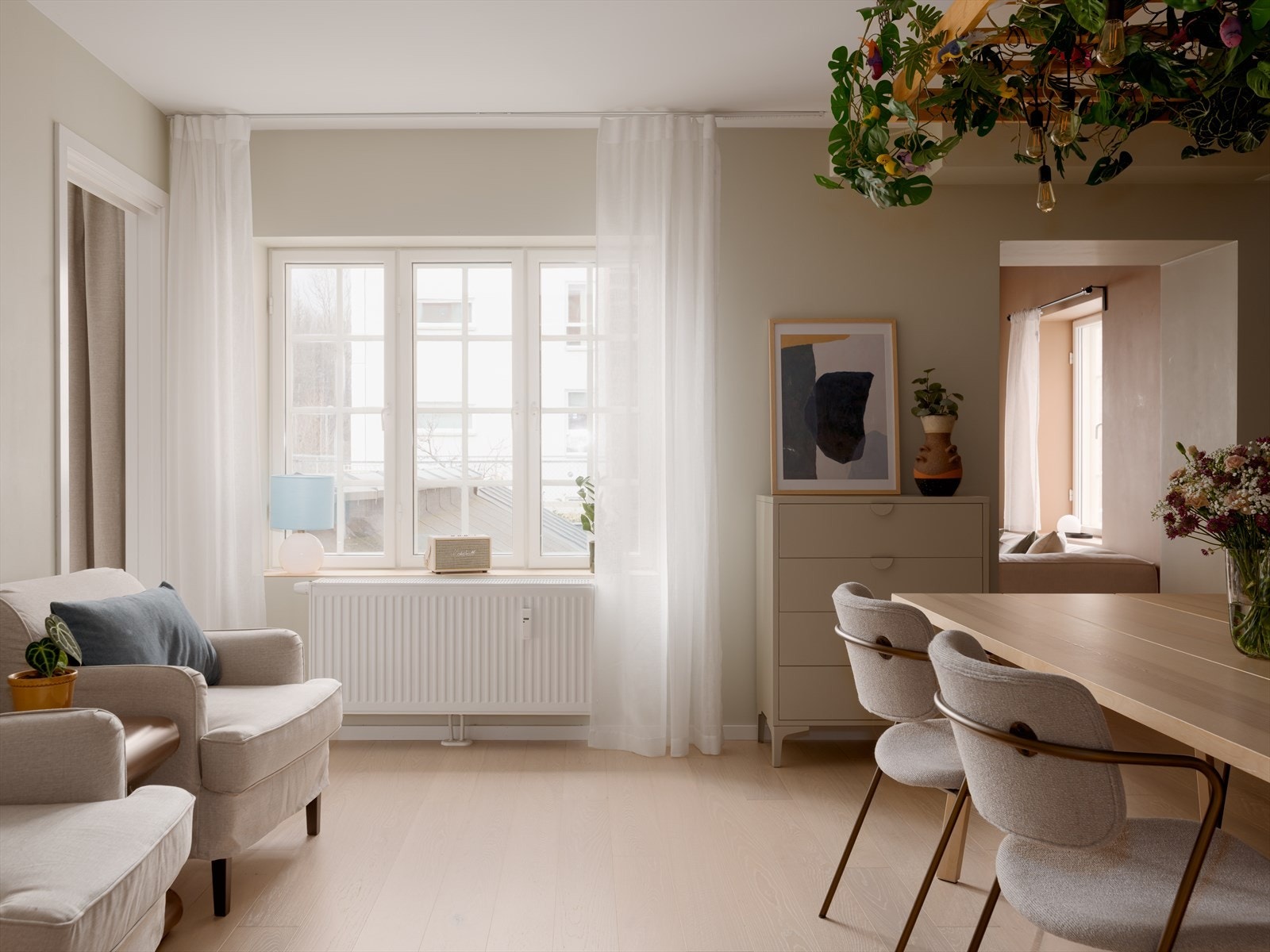 Hasleveien 14 er en unik og gjennomført 3-roms leilighet i et historisk teglsteinsbygg fra 1919, som i 2020 ble totalrenovert til moderne boliger. Galleribilde