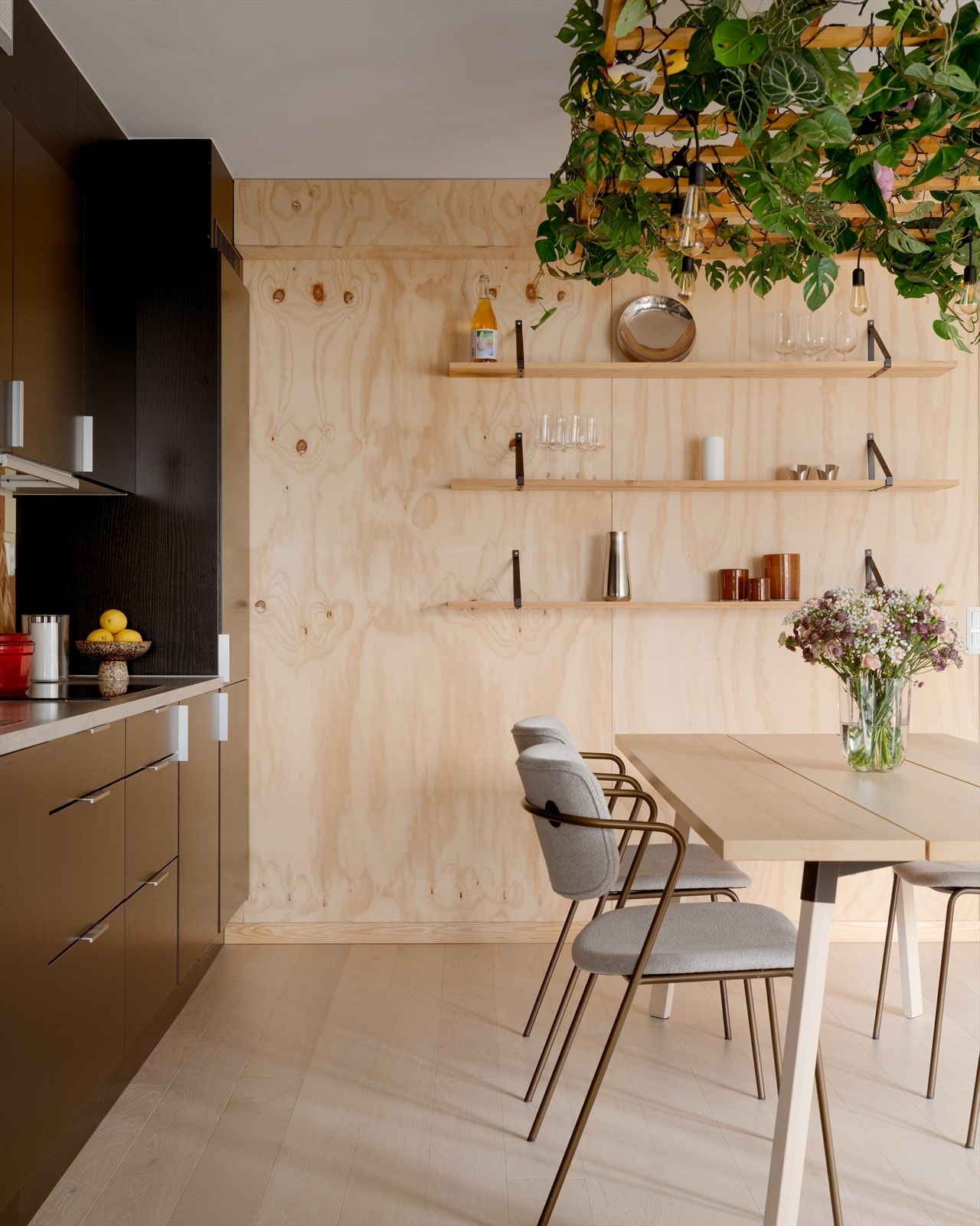 Kjøkkenet har integrerte hvitevarer som platetopp, stekeovn, oppvaskmaskin og kjøle/fryseskap som medfølger. Galleribilde