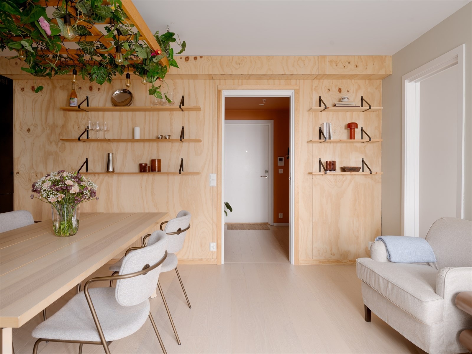 Leiligheten har en god og gjennomtenkt planløsning som utnytter rommene godt, og holder en gjennomgående høy standard med flere nylig pussede og malte overflater fra 2024. Galleribilde