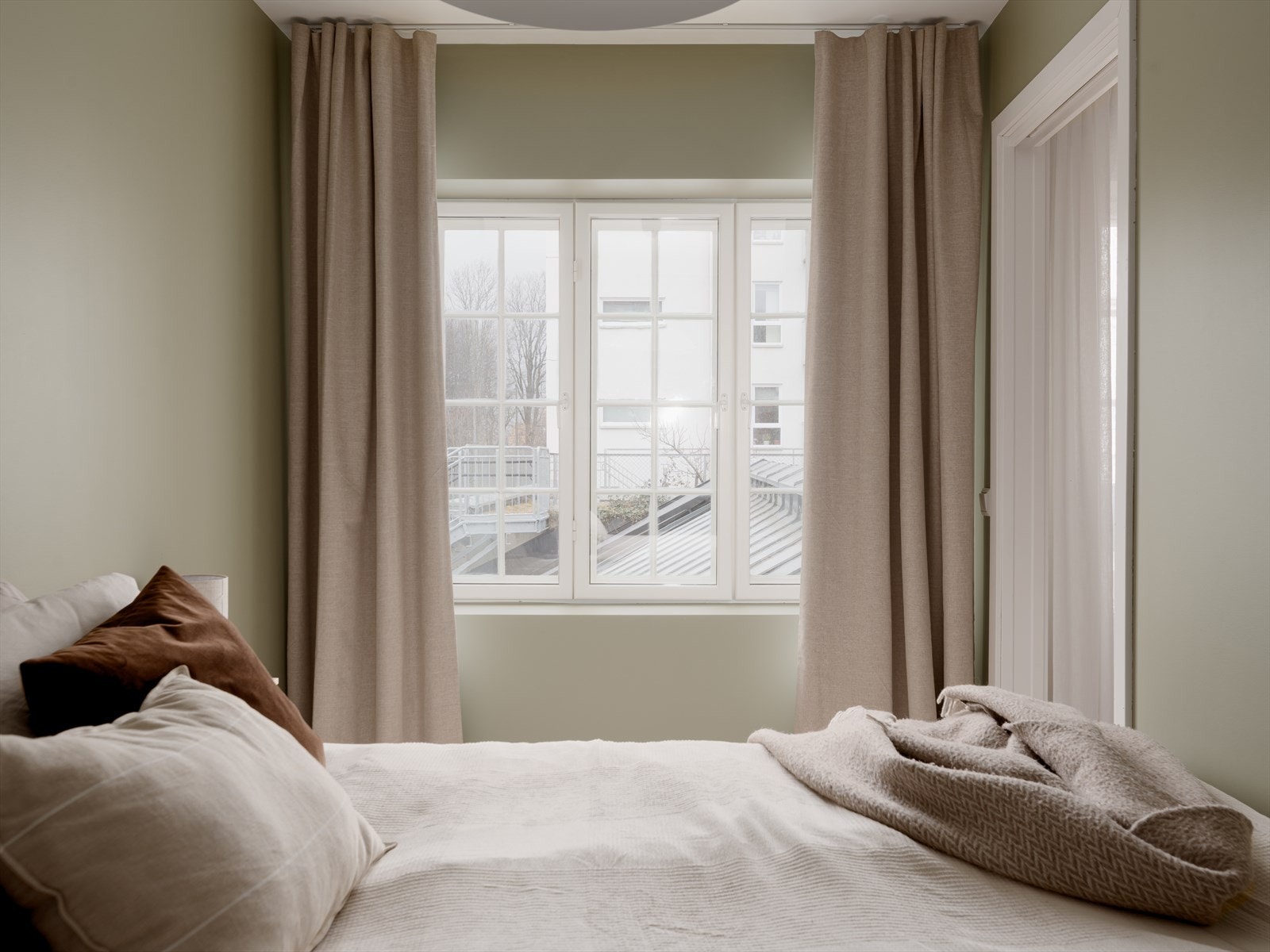 De store vindusflatene slipper inn rikelig naturlig lys og gir rommet en lett og luftig atmosfære. Galleribilde