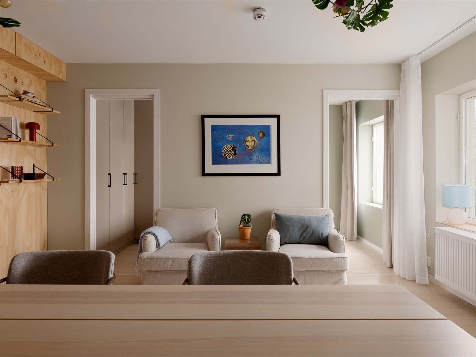 Stuen har en naturlig og innbydende sone hvor du enkelt kan skape en hyggelig sittegruppe. Galleribilde