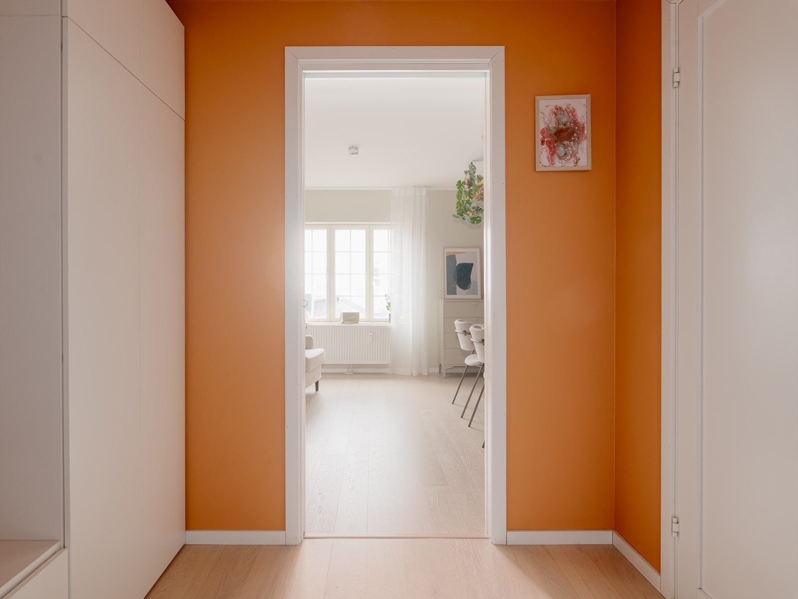 Entréen fungerer som et praktisk knutepunkt med enkel tilgang til leilighetens øvrige rom. Galleribilde