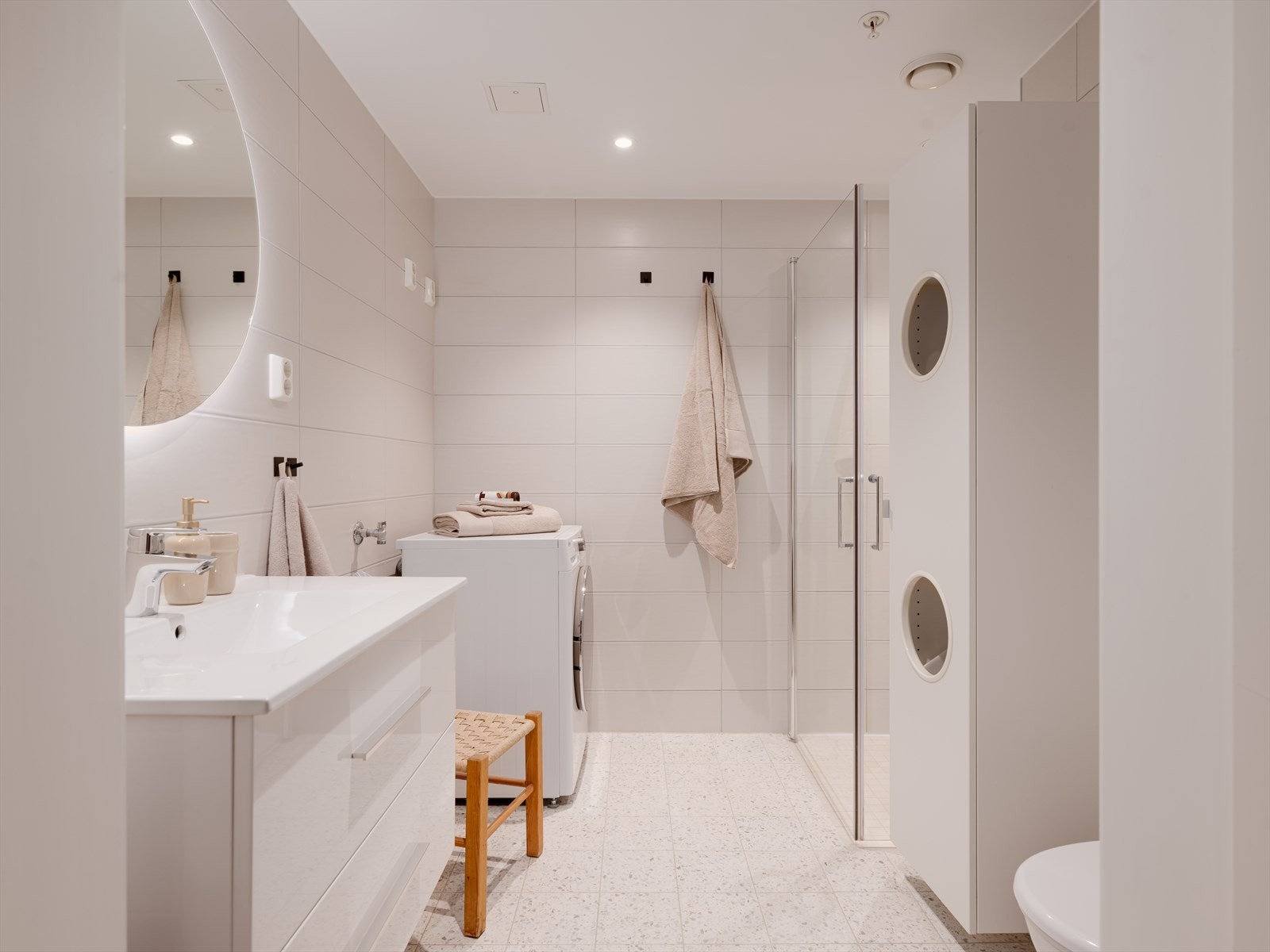 Badet ble rehabilitert i 2020 og fremstår lyst og innbydende med flislagte overflater og behagelig gulvvarme. Galleribilde