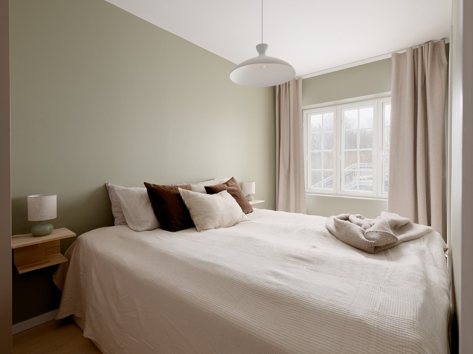 Romslig hovedsoverom med god plass til dobbeltseng og øvrig møblement. Galleribilde