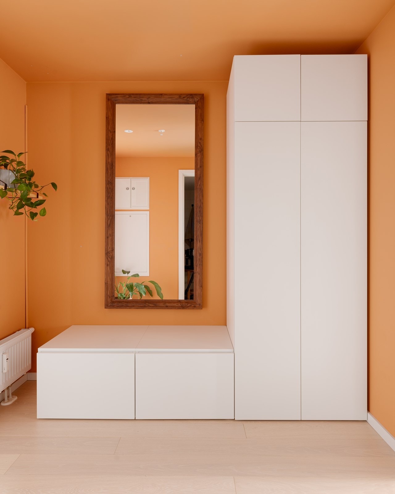 God plass til å henge fra seg yttertøy og sette fra seg skoene på en ryddig måte. Galleribilde