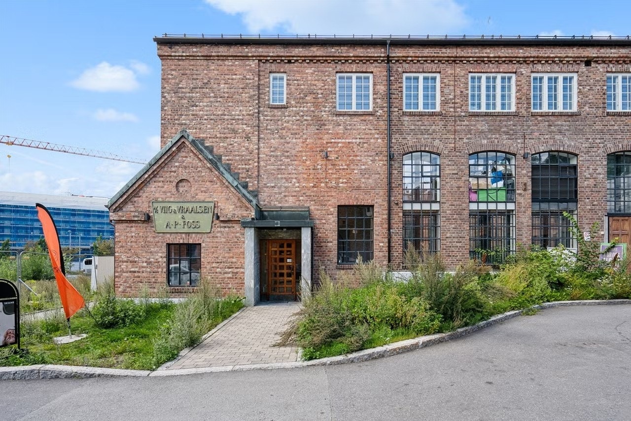 Leiligheten ligger i et tidligere fabrikkbygg fra 1919 huset Viig & Vraalsen & A.P.Foss' pengeskapsfabrikk, som ble ombygget til butikklokaler og moderne leiligheter i 2020. Galleribilde