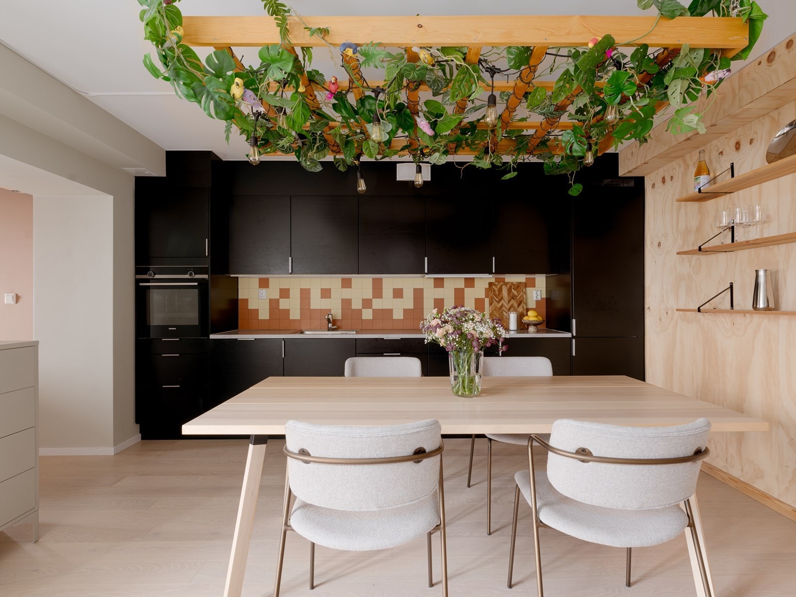 Moderne Sigdal-kjøkken fra 2020 som kombinerer design med funksjonalitet. Galleribilde