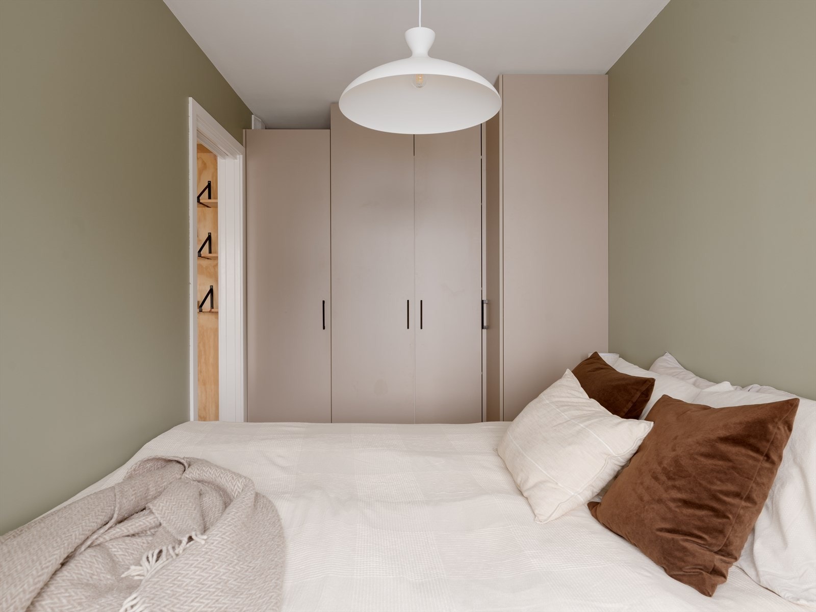 I tilknytning til hovedsoverommet finner du et praktisk plassbygget garderobeskap fra 2025. Galleribilde