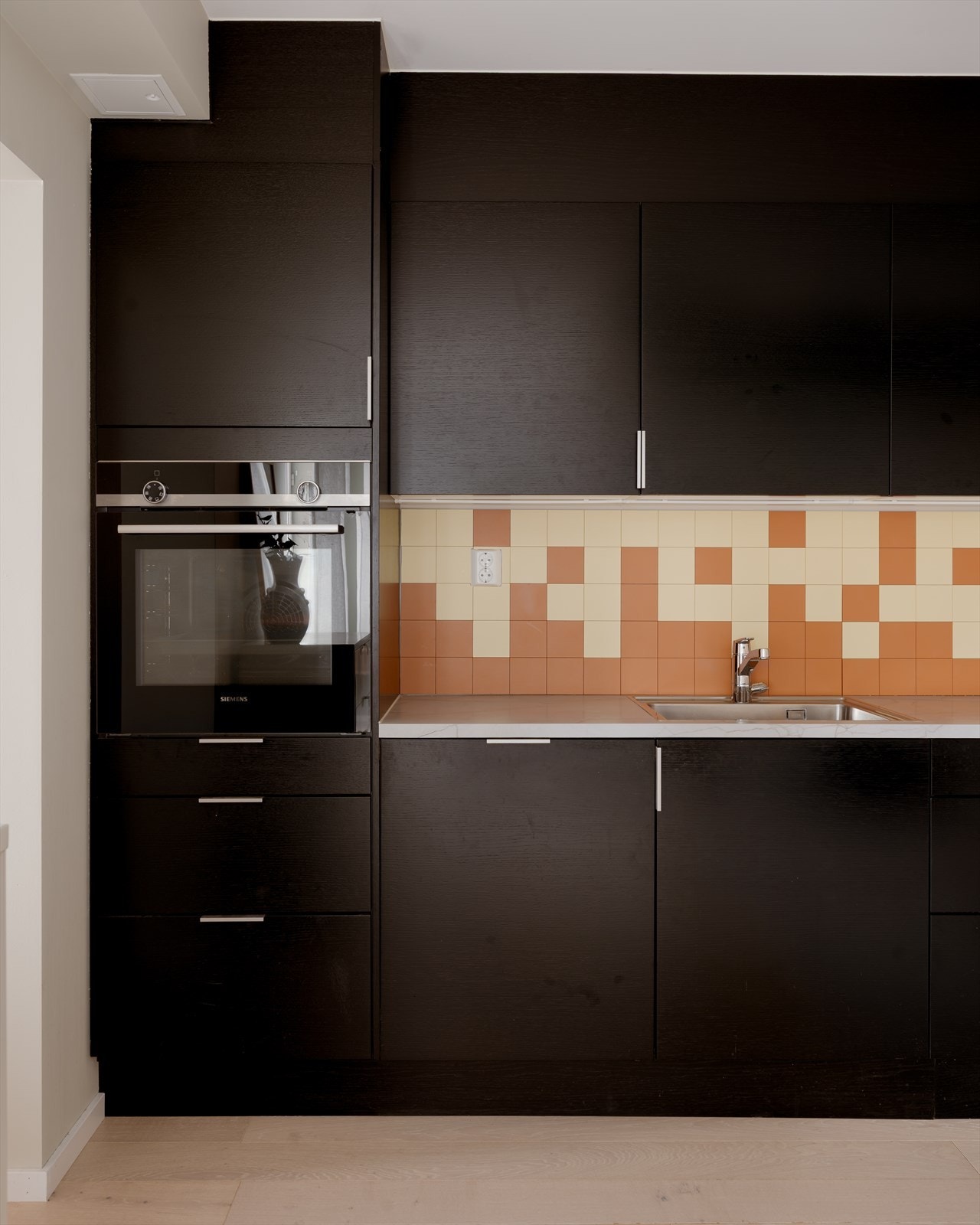 Her får du rikelig med skap- og benkplass for en praktisk hverdag. Galleribilde