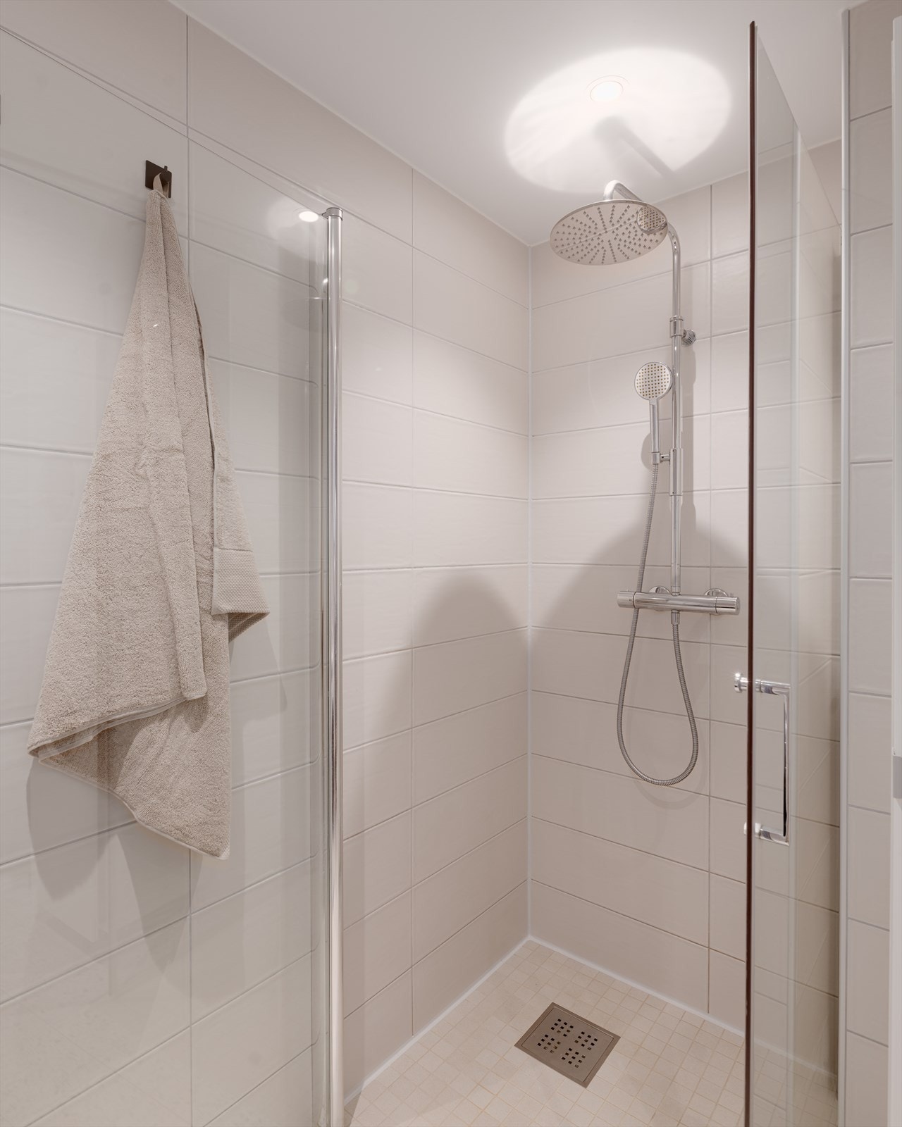 Praktisk og elegant dusjhjørne med svingbare glassdører. Galleribilde