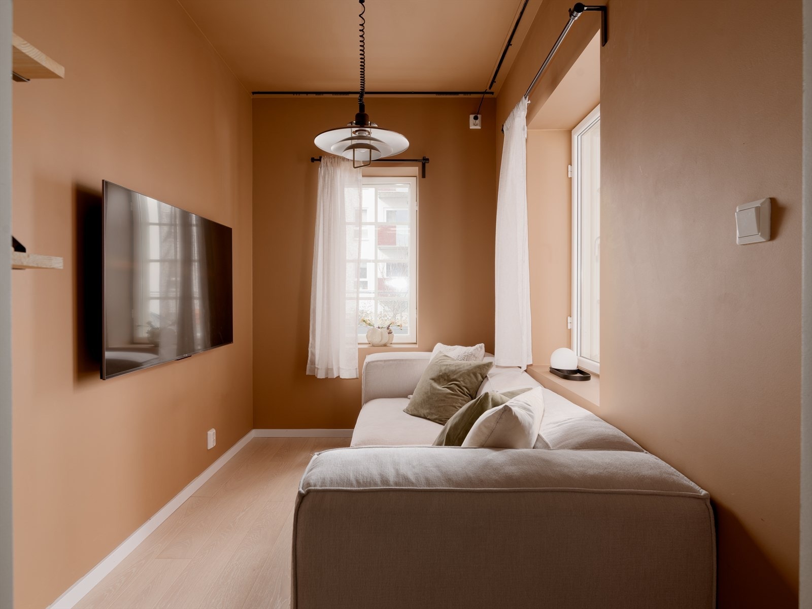 Soverom 2 er et lyst og trivelig rom som egner seg godt som soverom, gjesterom eller en liten TV-stue. Galleribilde