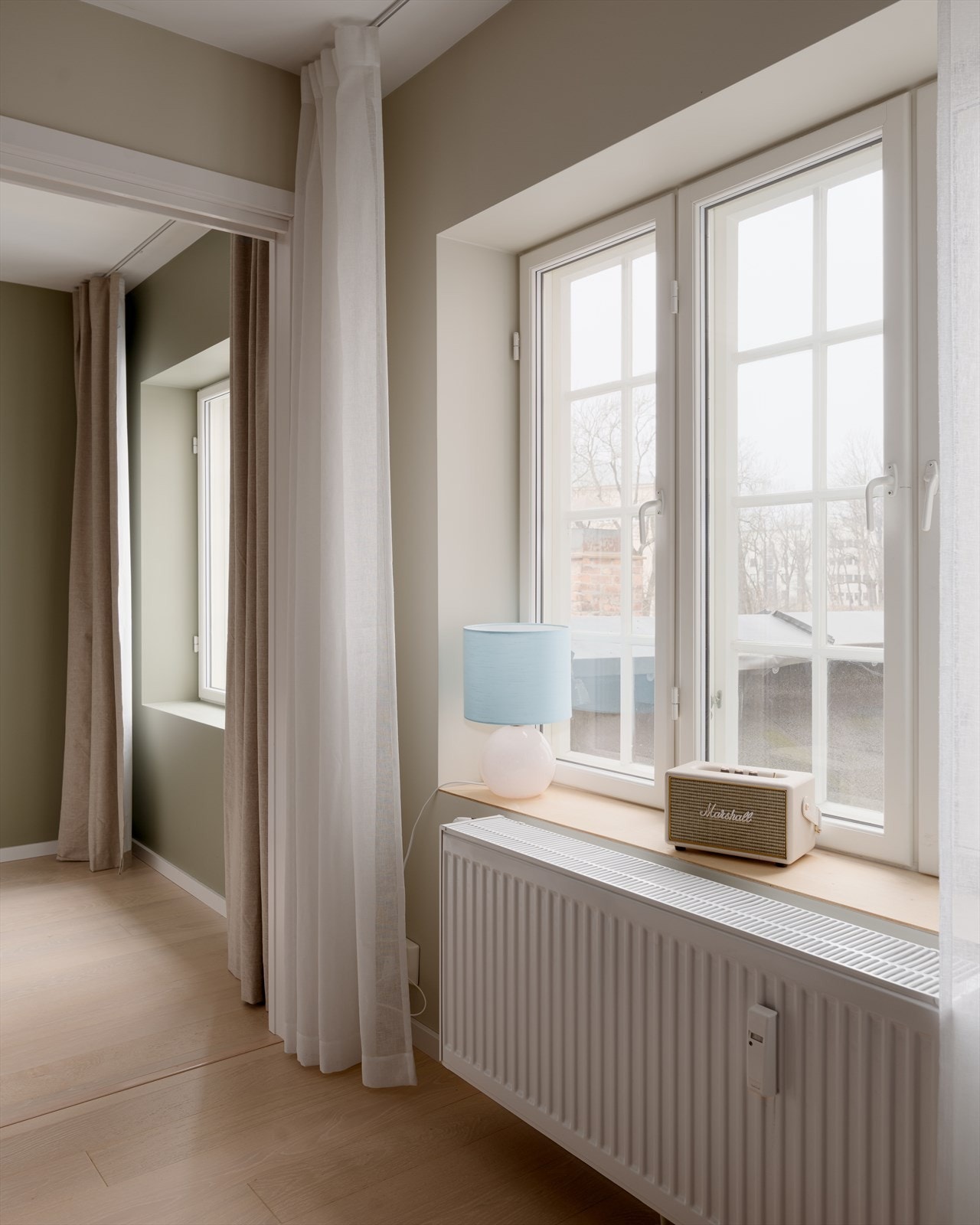 Oppholdsrommet oppleves lys og luftig, takket være de store vindusflatene og den gode takhøyden på 2,43 meter. Galleribilde