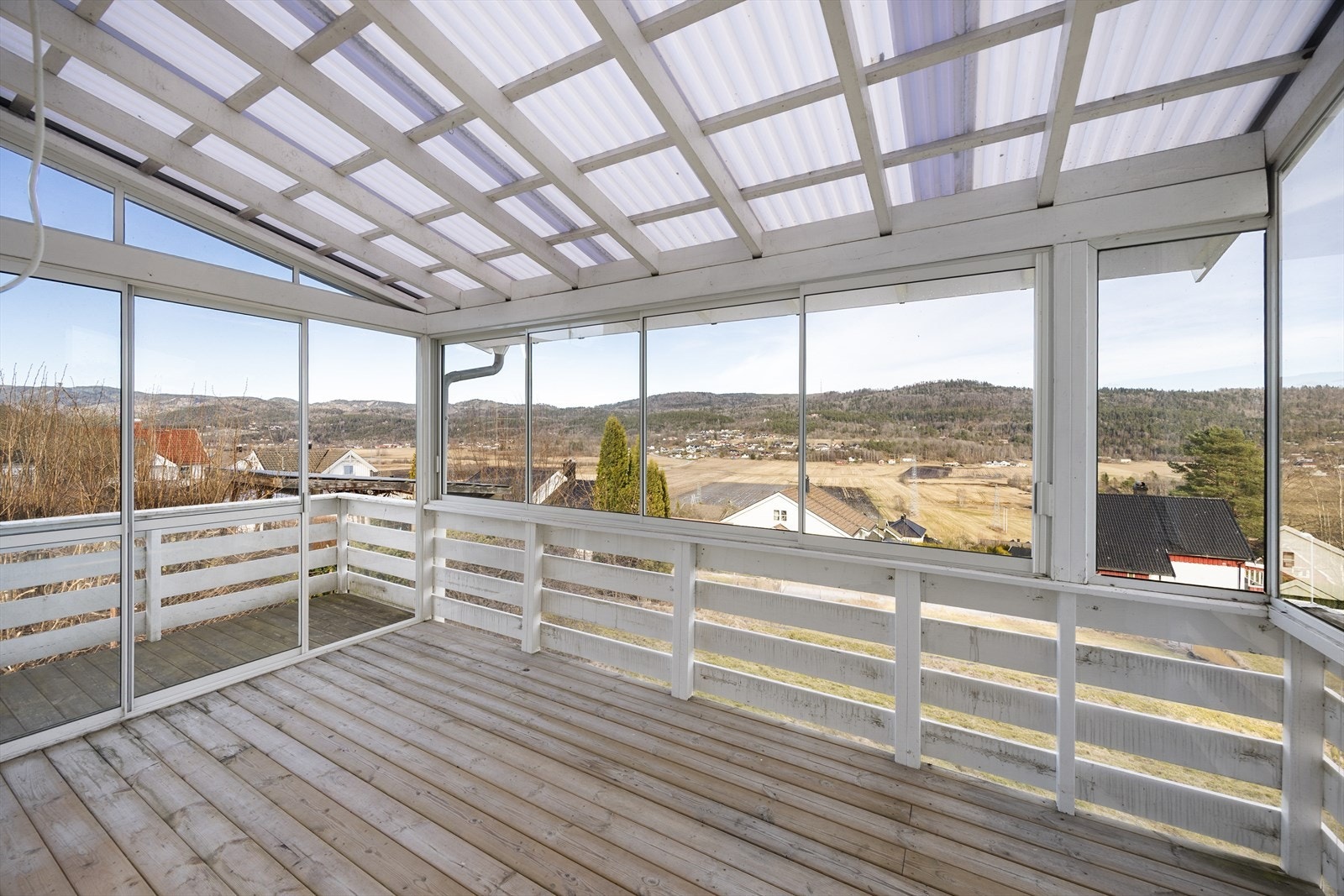 Fra verandaen er det skyvedører ut mot trappeadkomst ned til en romslig og solrik terrasse med god plass til diverse utemøbler. Galleribilde