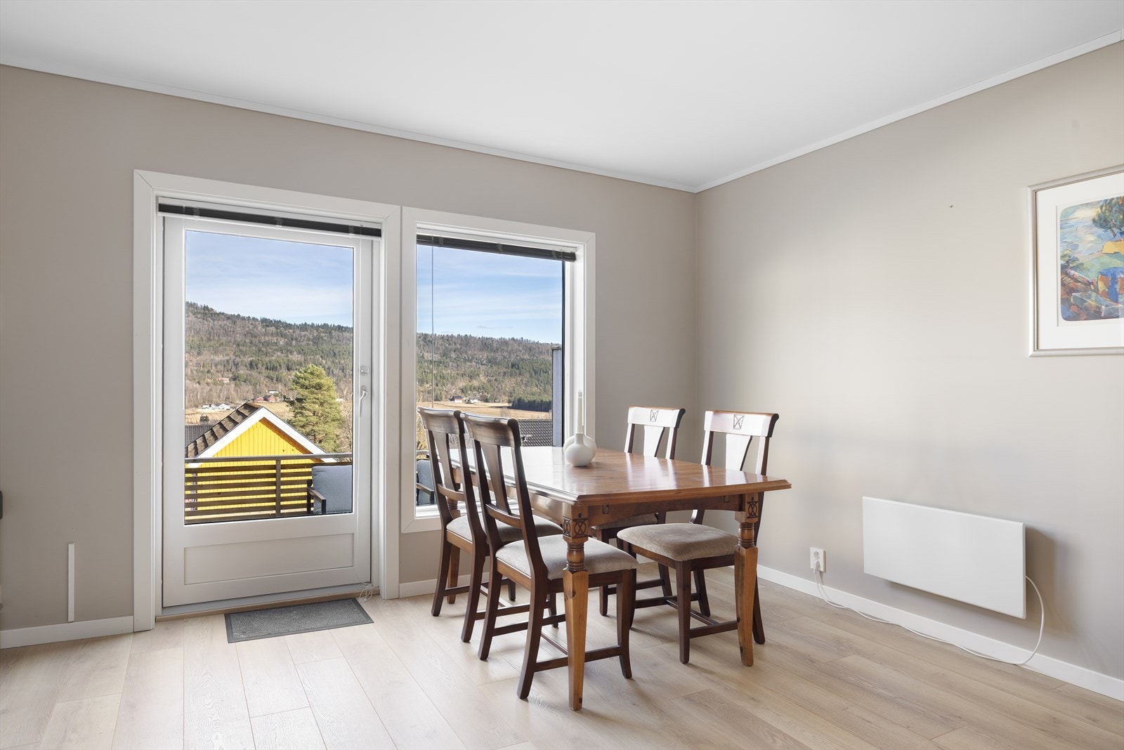 Det er fra stua utgang til deilig terrasse med levegg og moderne spilerekkverk. Galleribilde