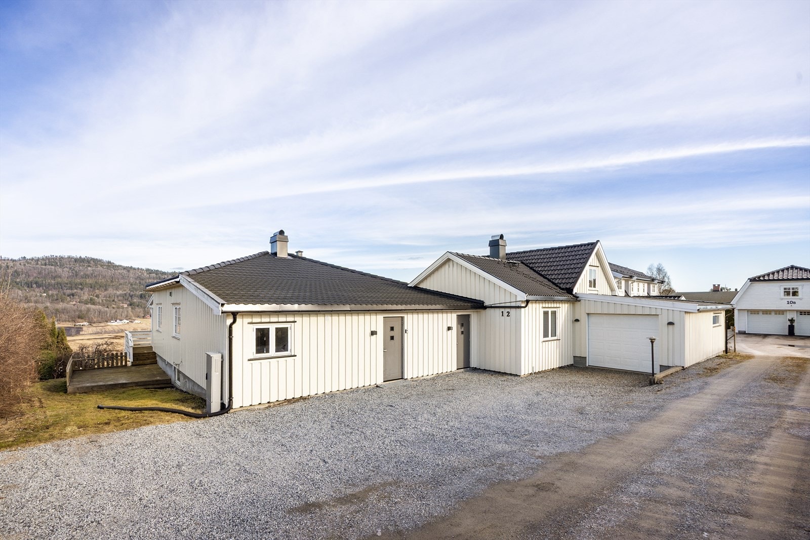 Innholdsrik og velholdt enebolig med to boenheter beliggende i populært boligområde på Frogner, med flott utsikt til Gjerpensdalen og området rundt.
Foto: Inbovi Galleribilde