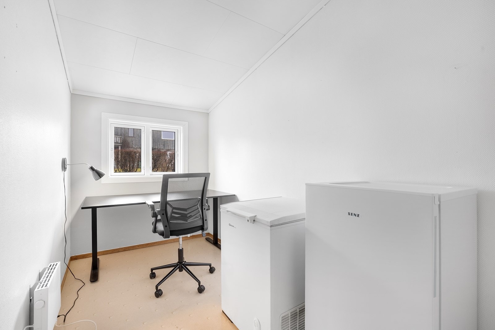 To av soverommene ligger på hver sin side av kjøkkenet, hvor det ene i dag er innredet som kontor. Bygningssakkyndig bemerker at vindu på soverom som i dag er innredet som kontor ikke tilfredsstiller dagens krav til rømningsvindu eller dagslysflate. Galleribilde