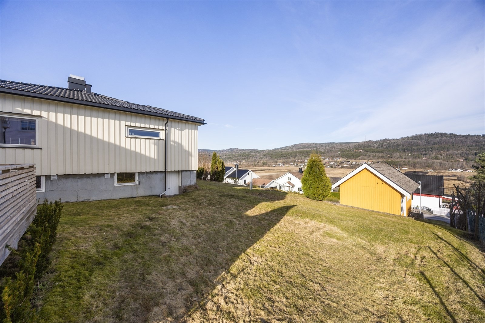 Det opplyses å være drenert rundt boligen omtrent på 2000-tallet der man har kommet til. For øvrig er det montert avfukteranlegg i deler av kryprom i 2018. Galleribilde
