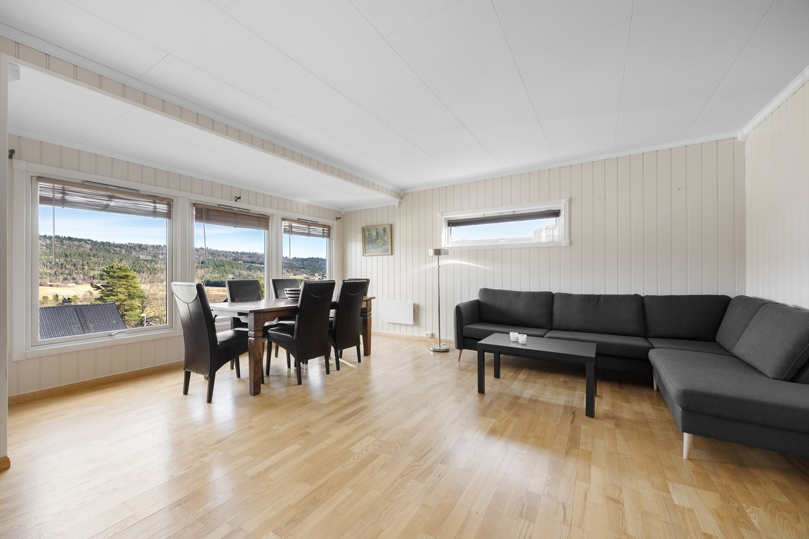 Hovedbolig og tilleggsdel har separat inngang og fremstår med moderne og velholdte overflater. Begge boenhetene har nye bad fra 2023, samt at tilleggsdel har nytt, delikat kjøkken fra samme år. Galleribilde