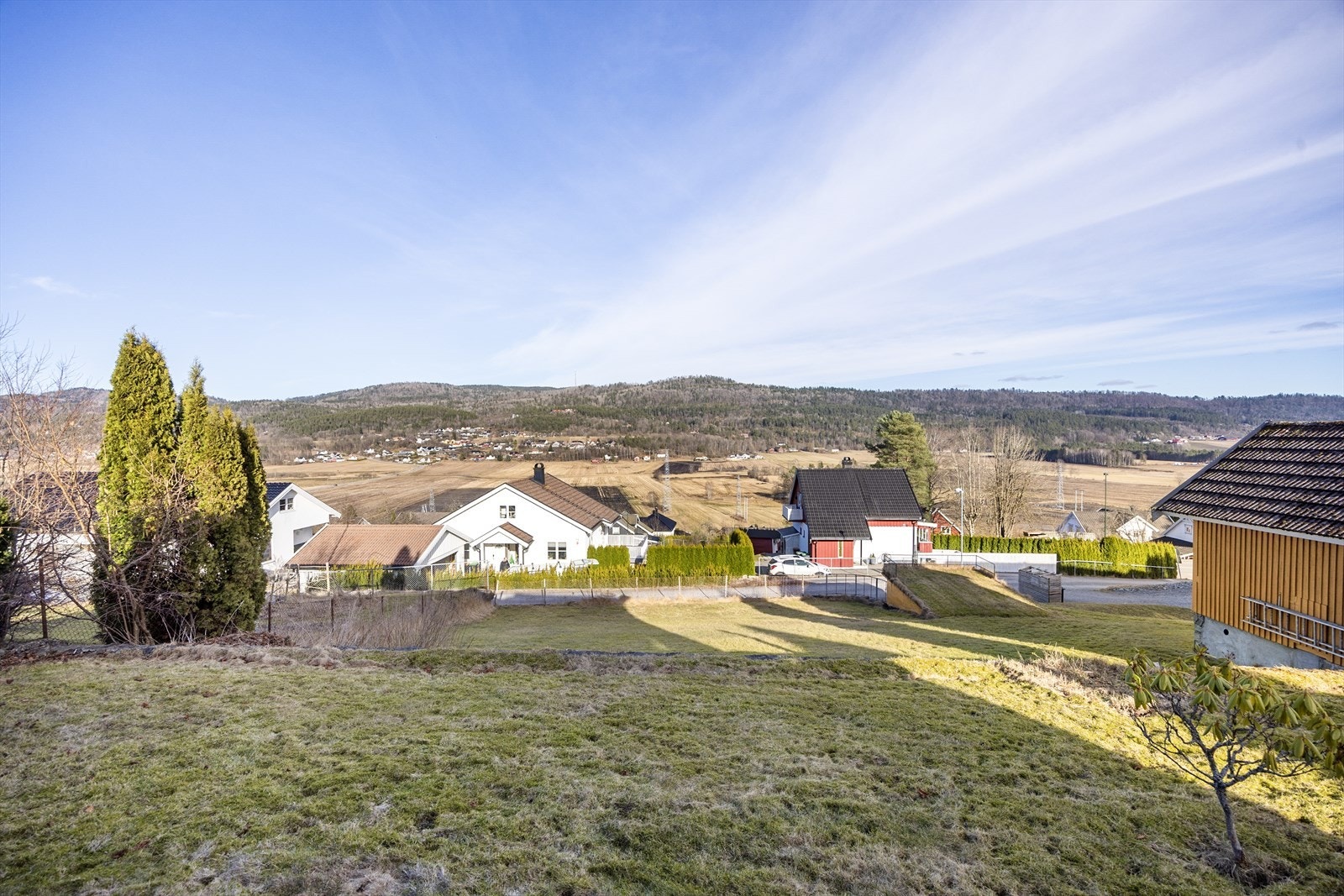 Boligen ligger på en romslig tomt med gode sol- og utsiktsforhold. Galleribilde