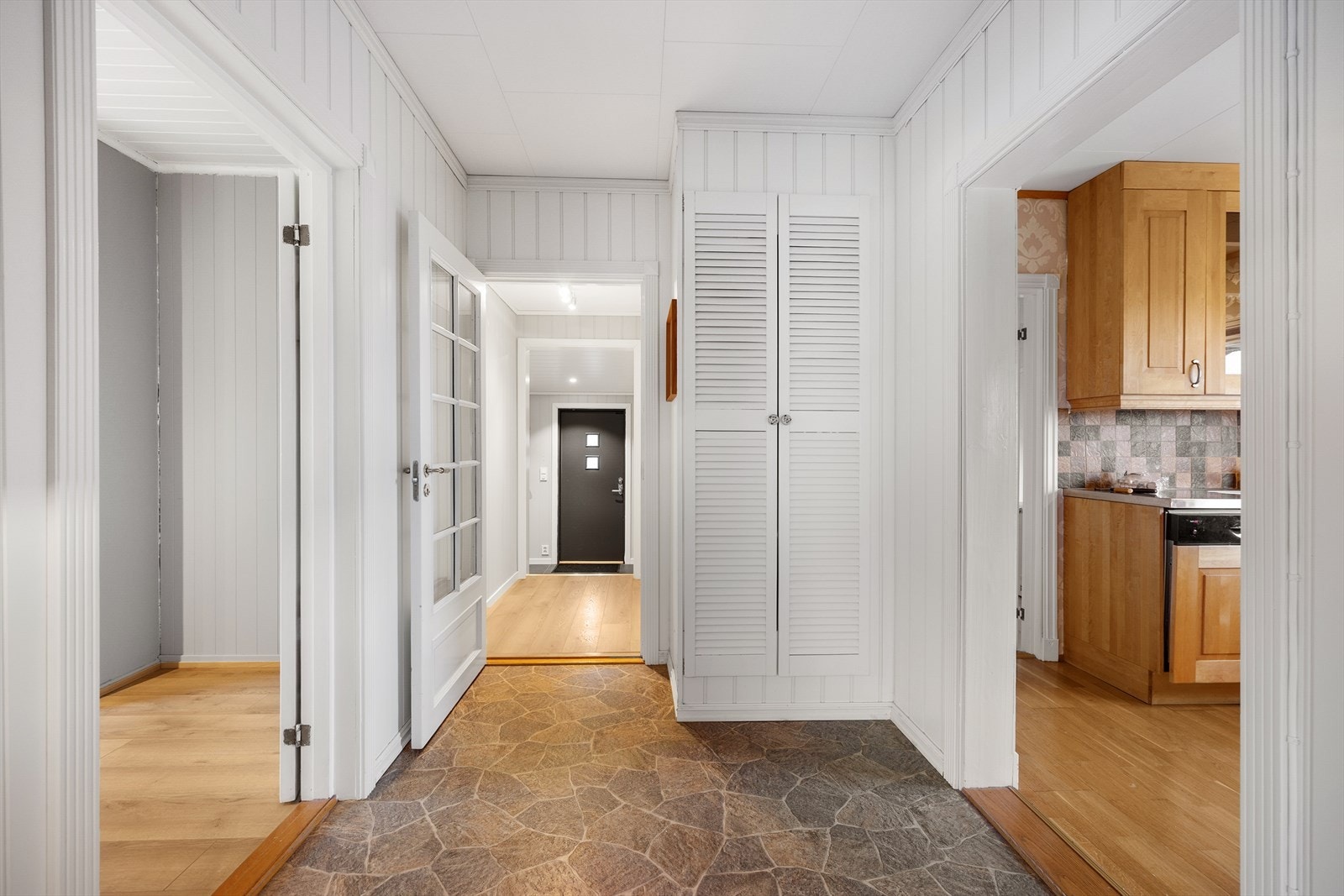 Hovedboligen har romslige gangarealer bestående av vindfang, trappegang og mellomgang. Mellomgang med plassbygget garderobe. Galleribilde