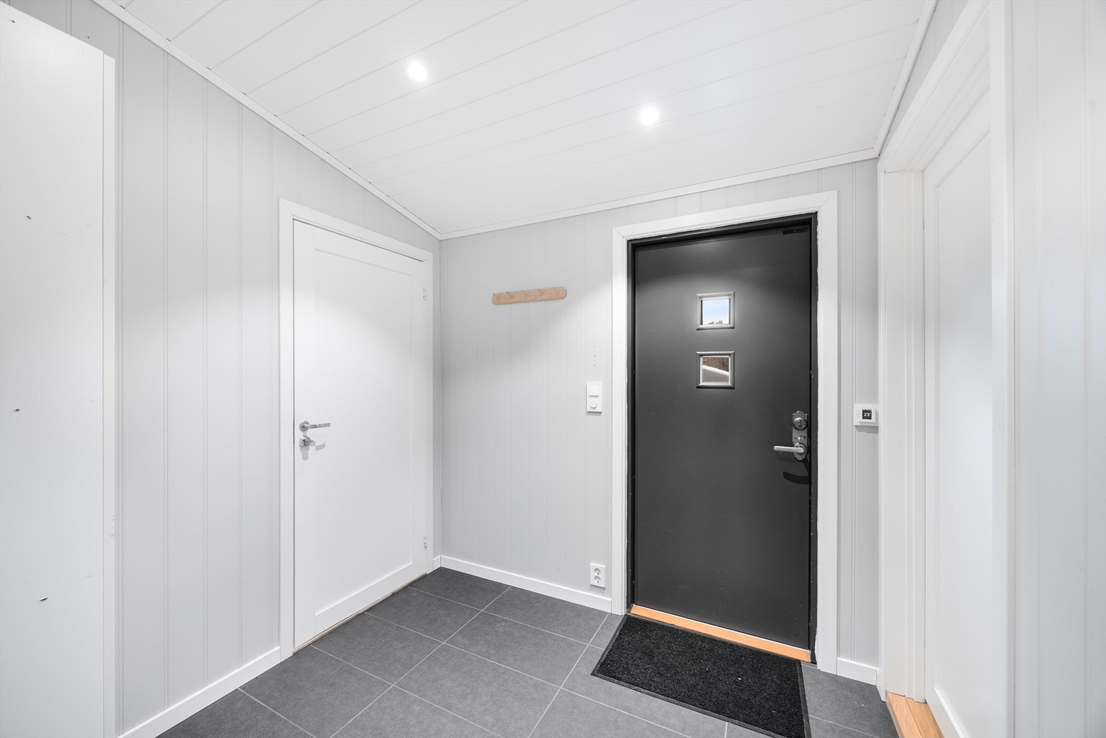Vindfanget har down-light belysning i tak, og det er herfra adkomst inn på badet. Galleribilde