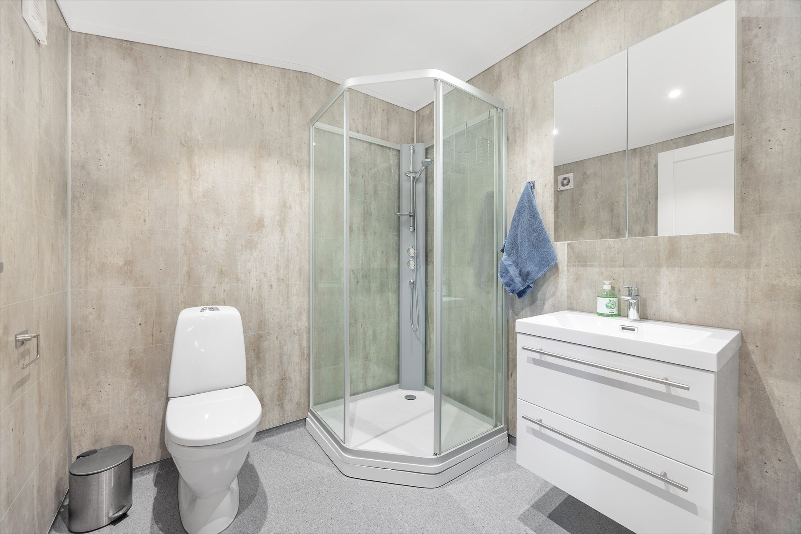 Hovedboligen har to bad, hvor dette badet i 1. etasje er nytt i 2023. Badet har belegg på gulv og baderomsplater på veggene, samt down-light belysning i tak. Galleribilde