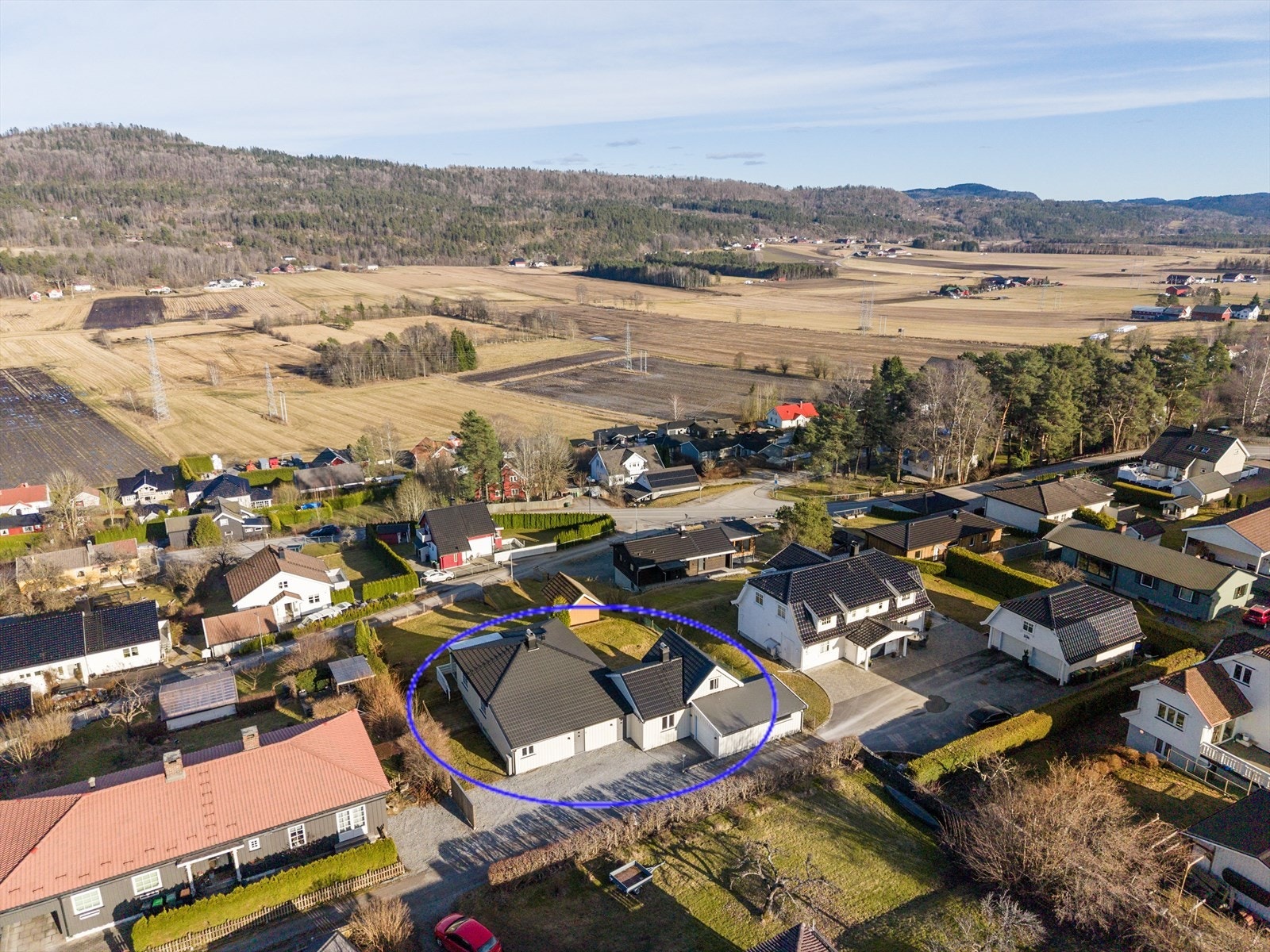 Det er oppført garasje i 2016 på 28 m2 hvor det i 2024 ble installert ladeboks til el-bil. Garasjen har sidedør med adkomst ut i hagen. Galleribilde
