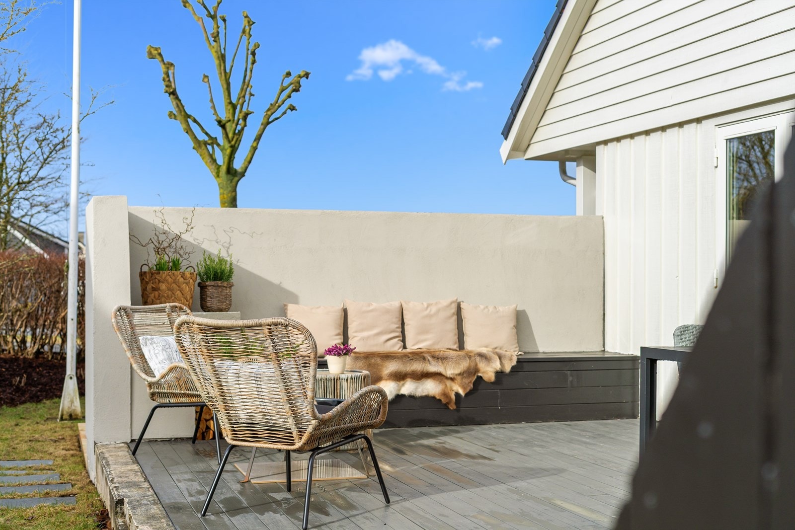 Lunt og fint uteområde - med adkomst fra hage og stue. Galleribilde