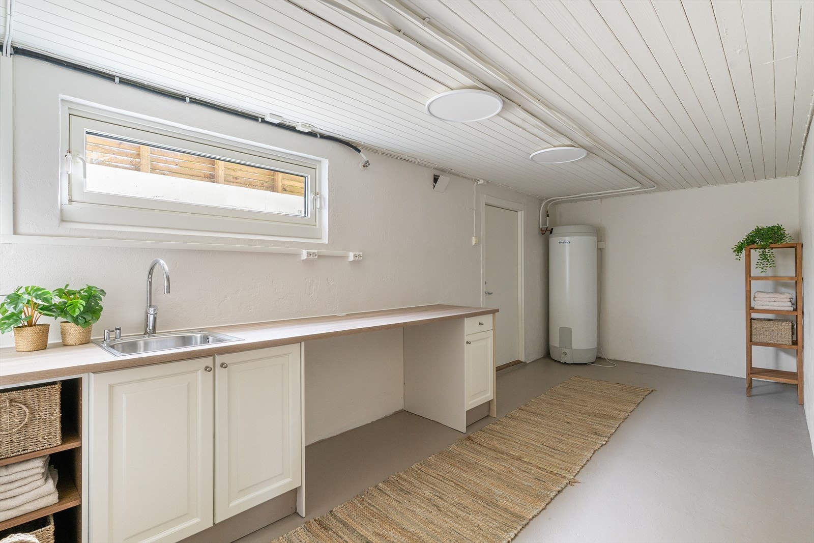 Vaskerom og egen bi-inngang i underetasje. Opplegg for vaskemaskin og tørketrommel. Varmtvannsbereder fra 2011. Galleribilde